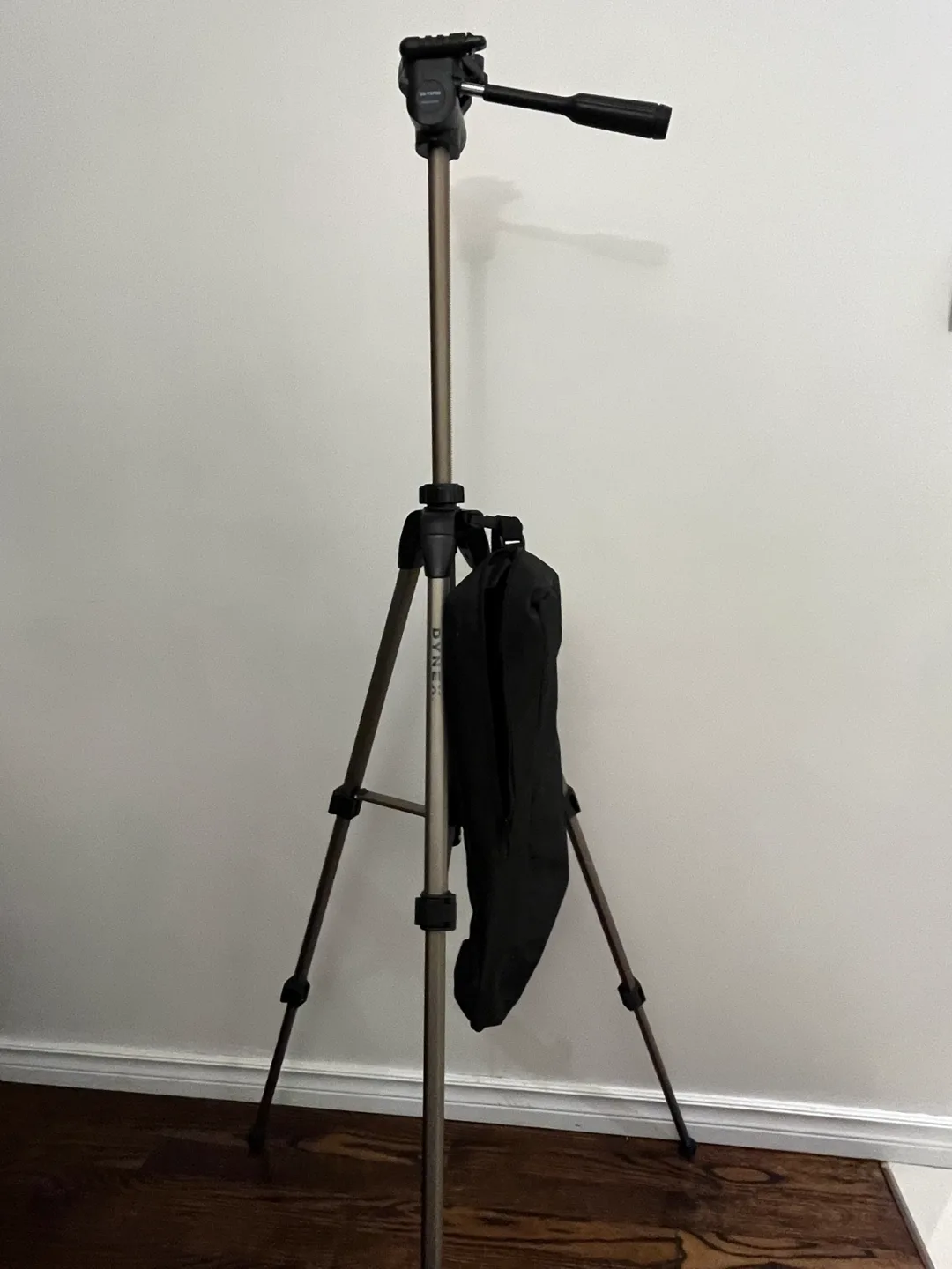Dynex Tripod with Carrying Case image indicator(3)