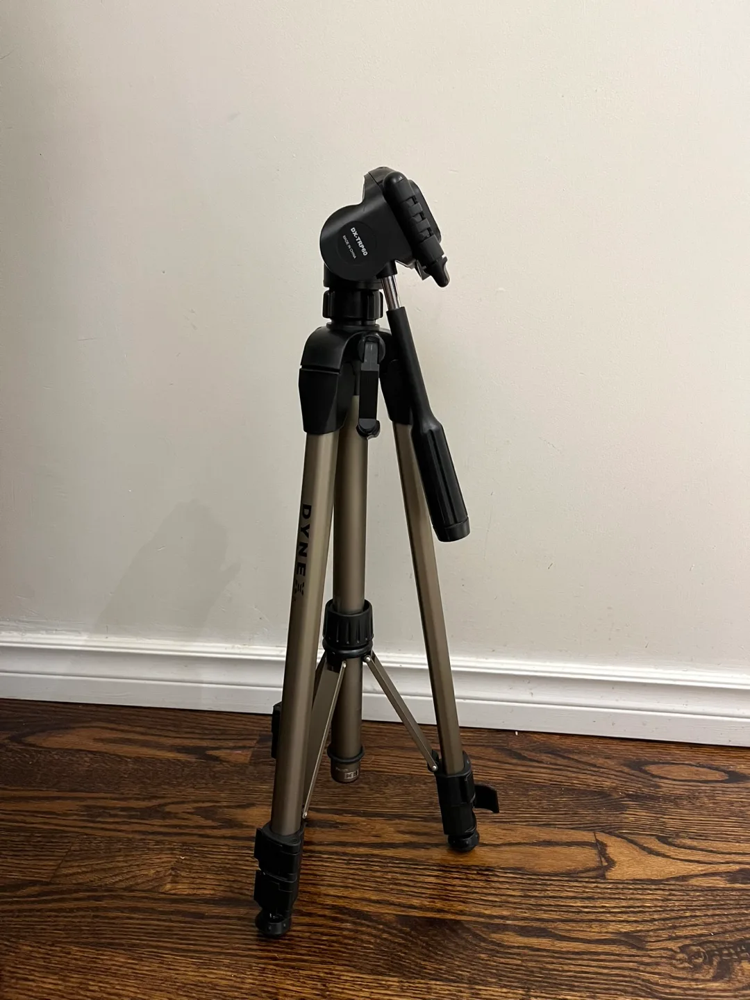 Dynex Tripod with Carrying Case image indicator(4)