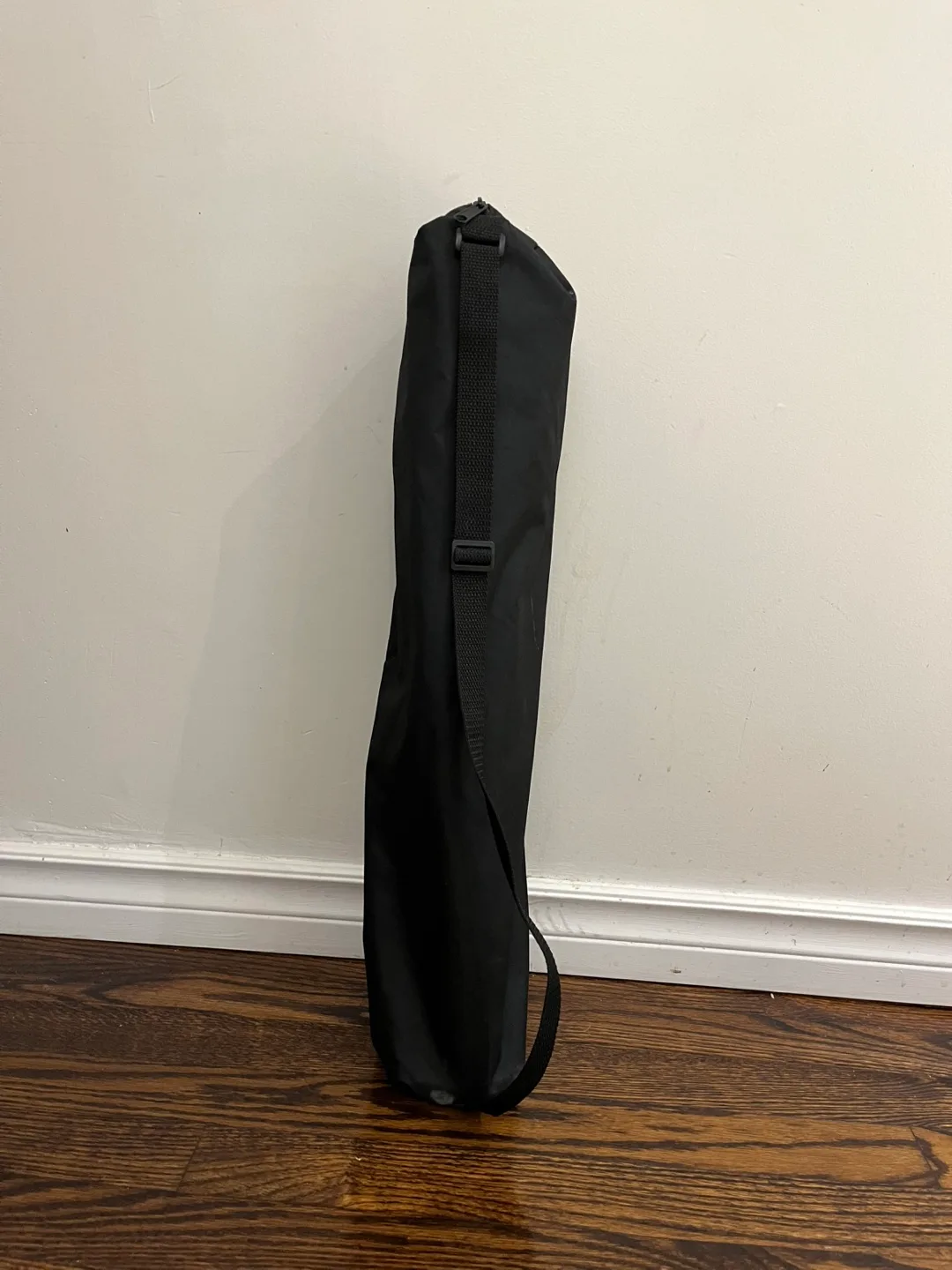 Dynex Tripod with Carrying Case image indicator(5)