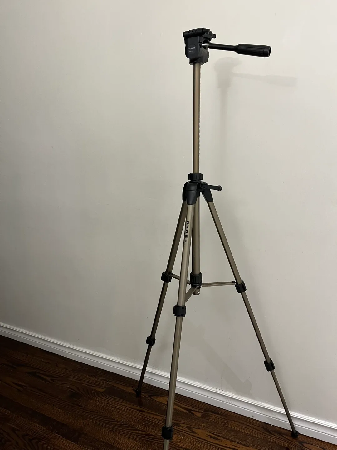 Dynex Tripod with Carrying Case image indicator(2)