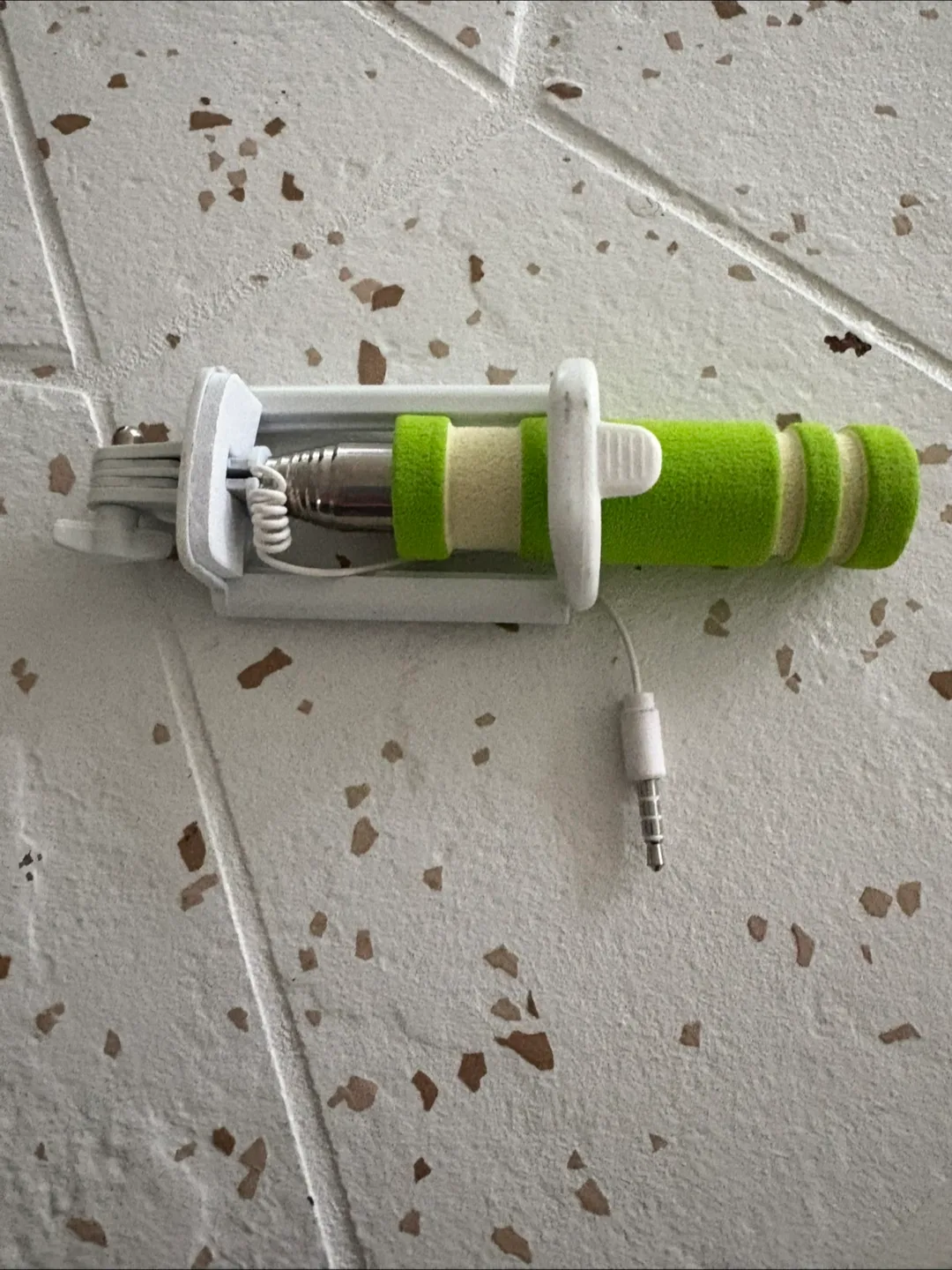 Green Extendable Selfie Stick thumbnail