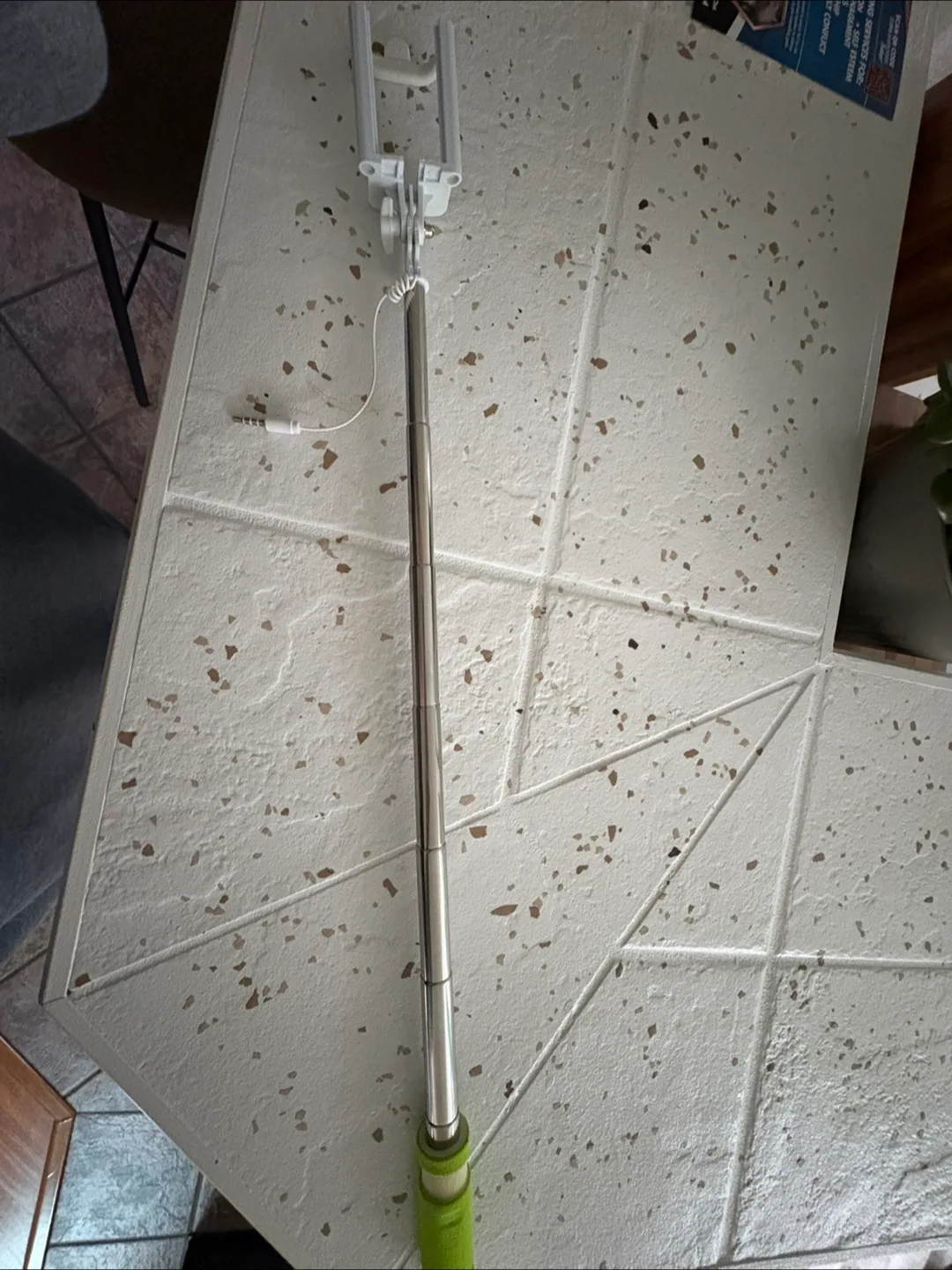 Green Extendable Selfie Stick image indicator(2)