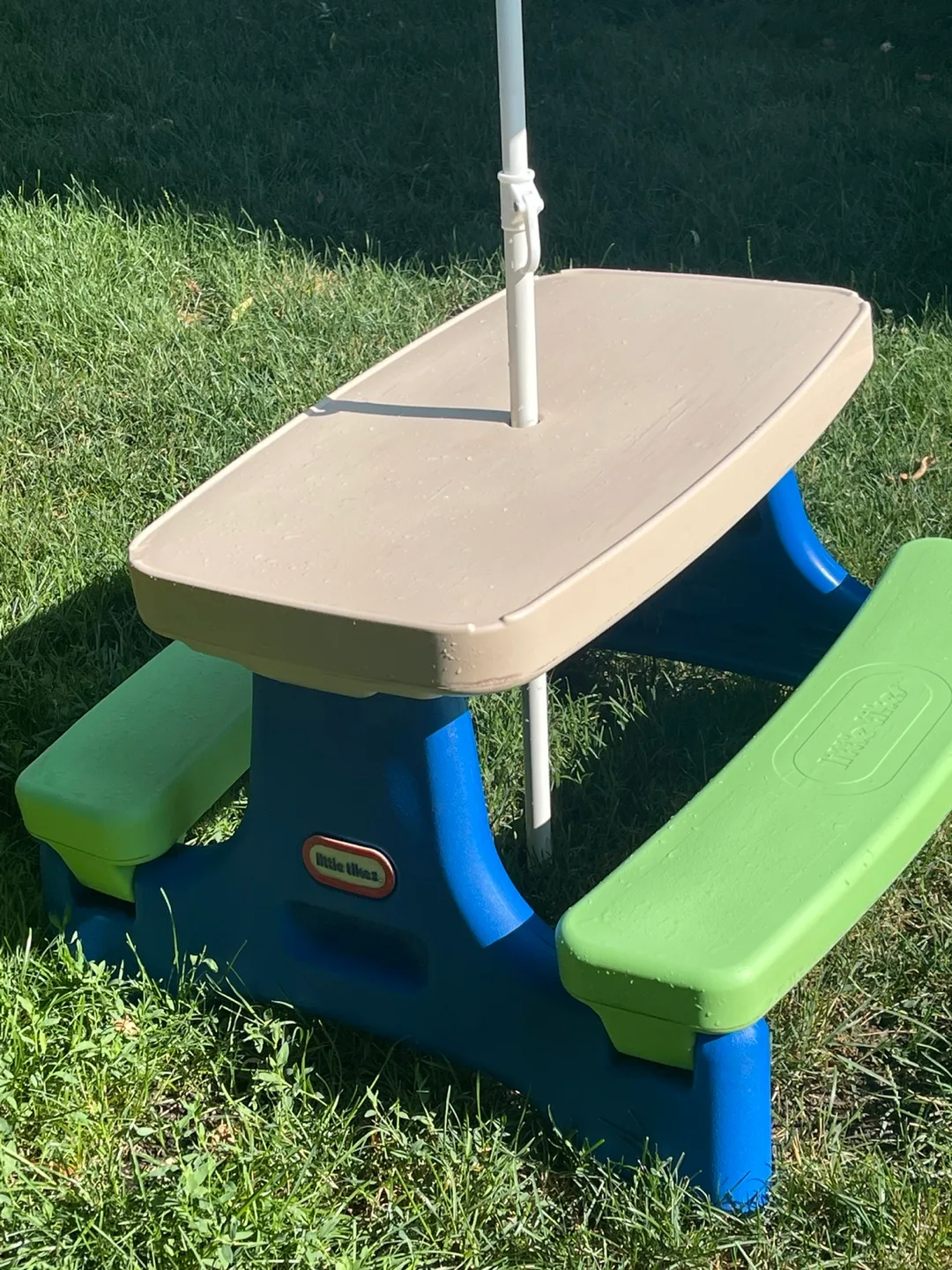 Little Tikes outdoor picnic table with umbrella for 18 months+ image indicator(3)
