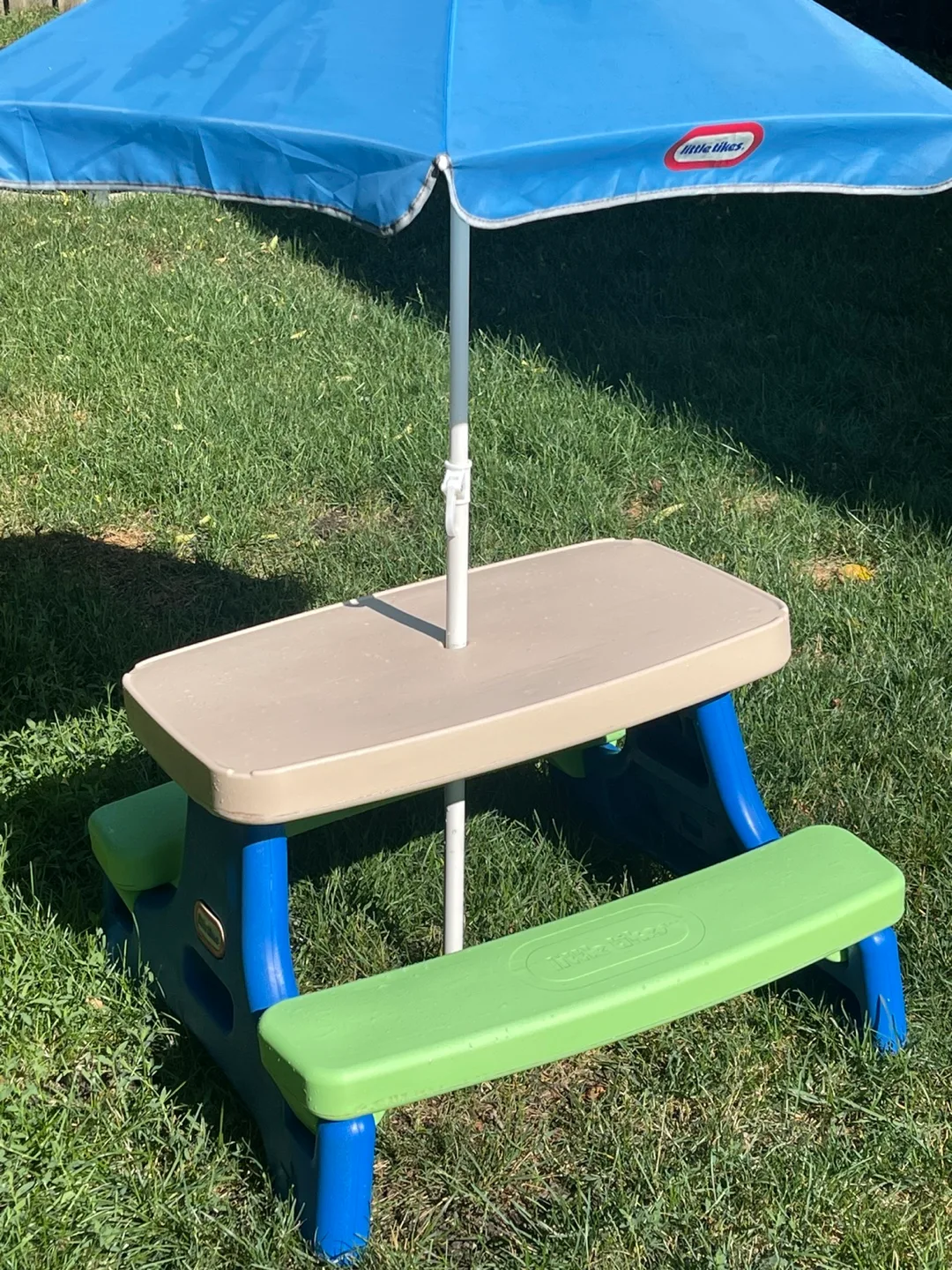 Little Tikes outdoor picnic table with umbrella for 18 months+ image indicator(2)