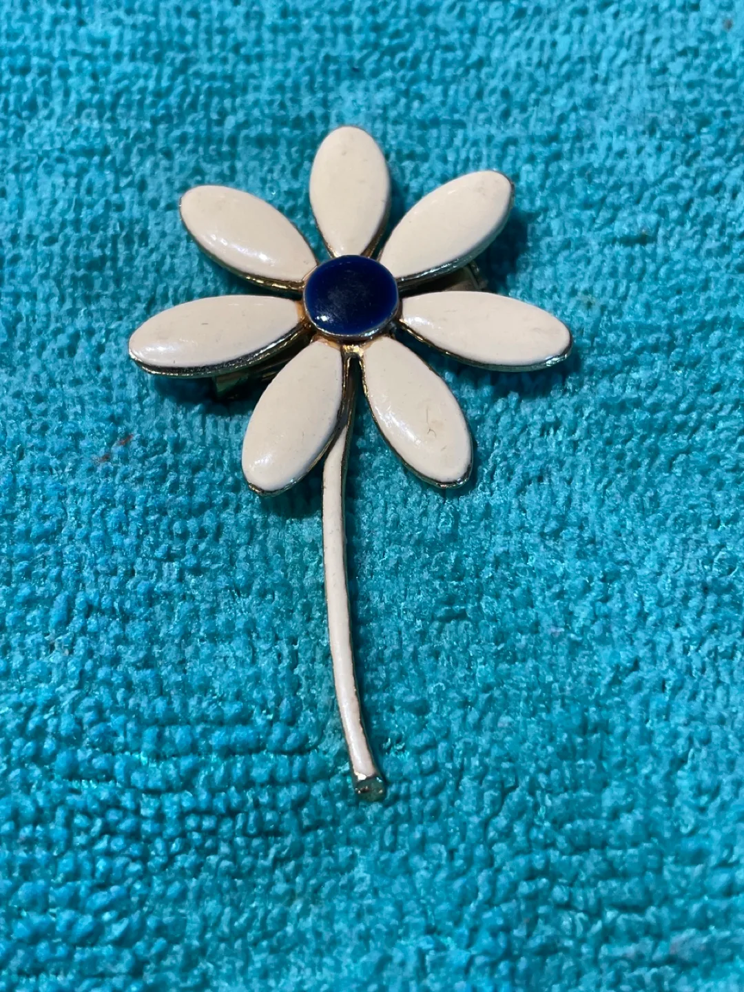 Vintage Daisy Flower Brooch thumbnail