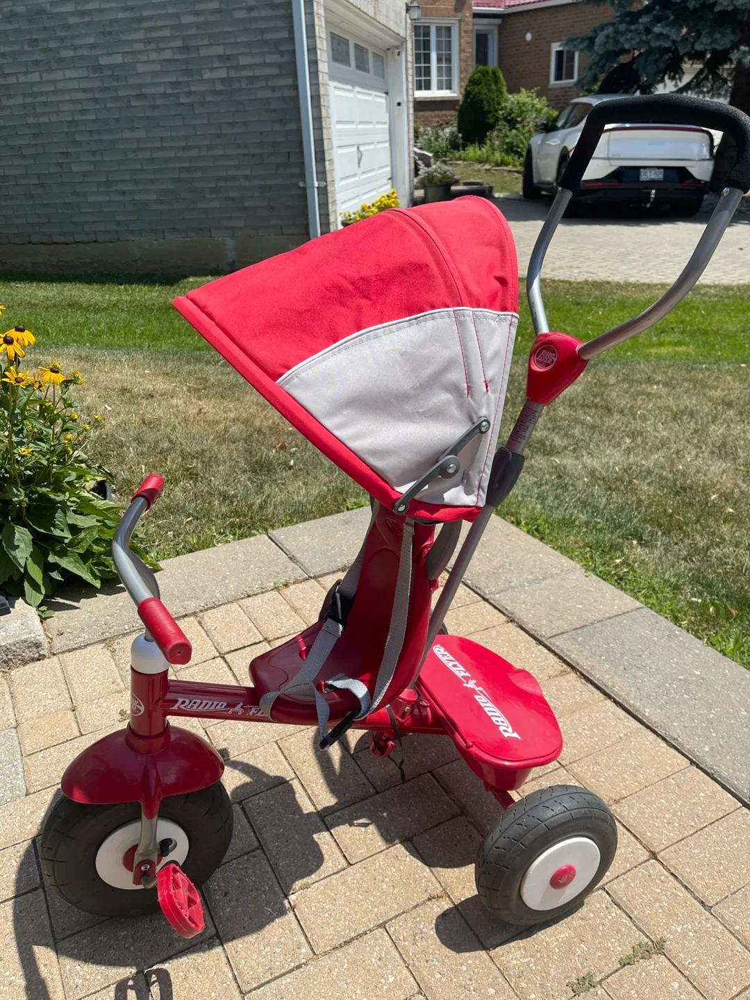 Radio Flyer 4-in-1 Stroll 'N Trike in great condition image indicator(2)