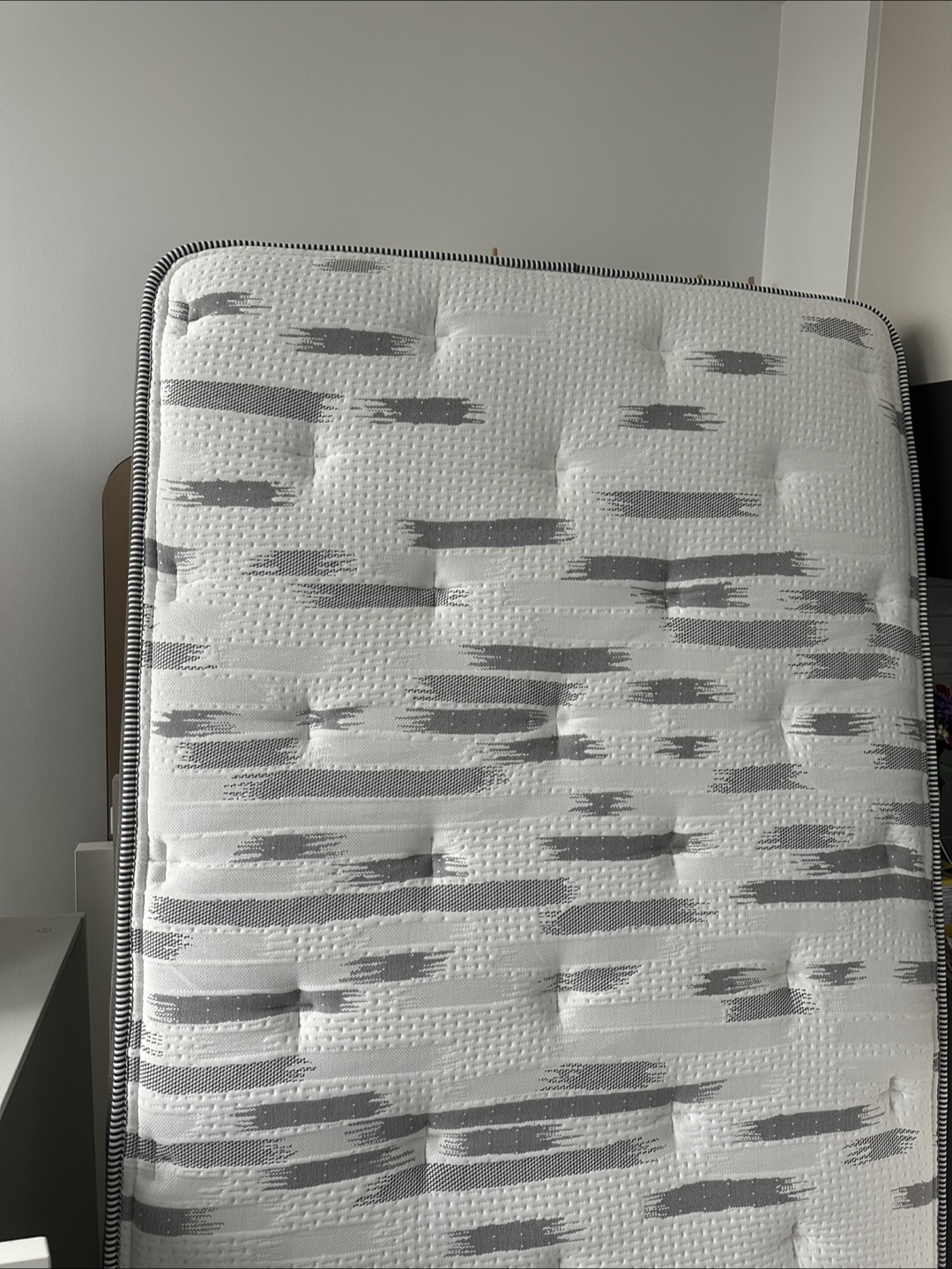 Zinus - Twin size hybrid mattress (10 inch)