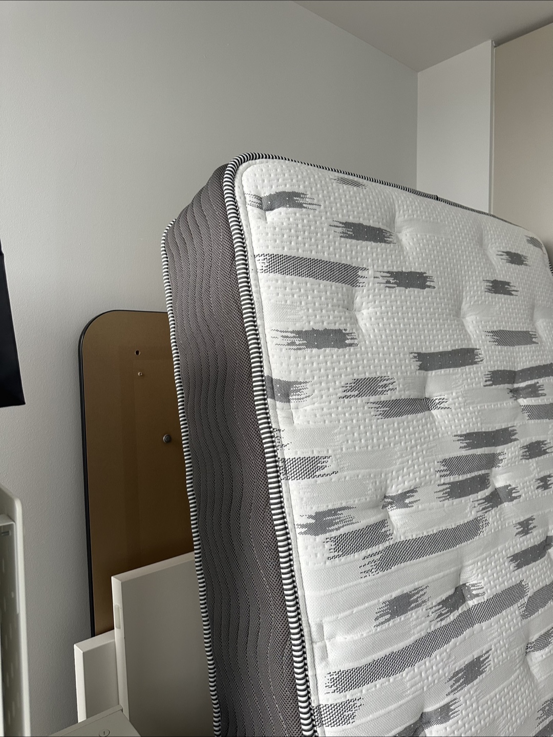 Zinus - Twin size hybrid mattress (10 inch) - photo 2