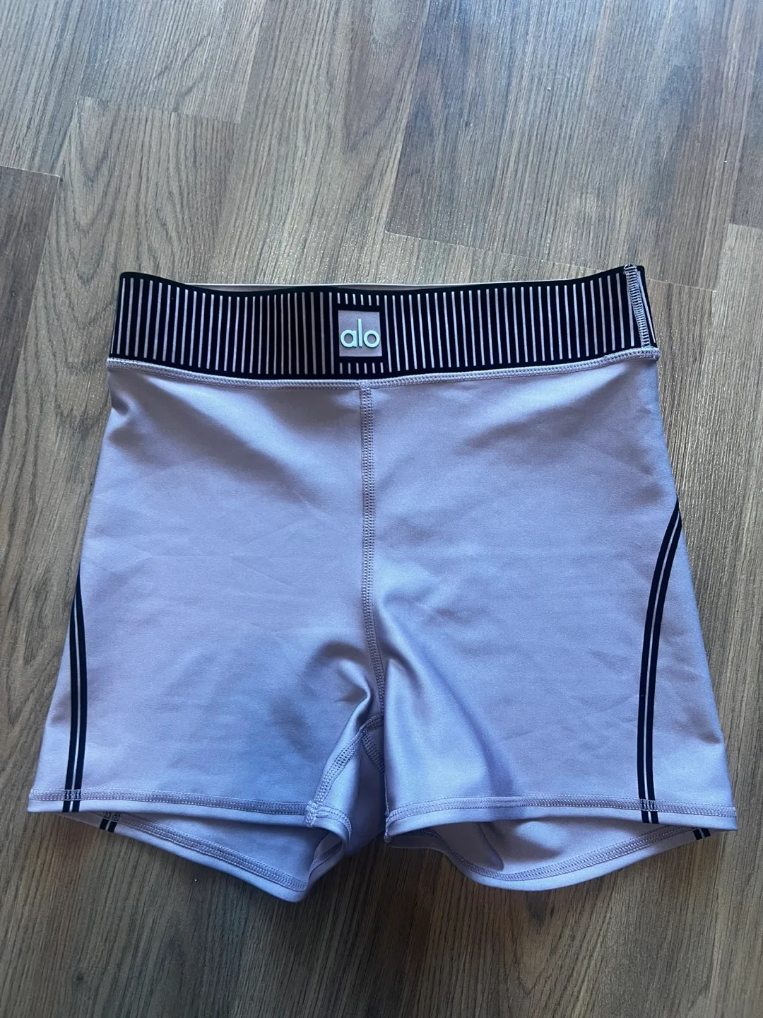 NWOT ALO Yoga Airlift High-Waist Line Up Shorts image indicator(4)