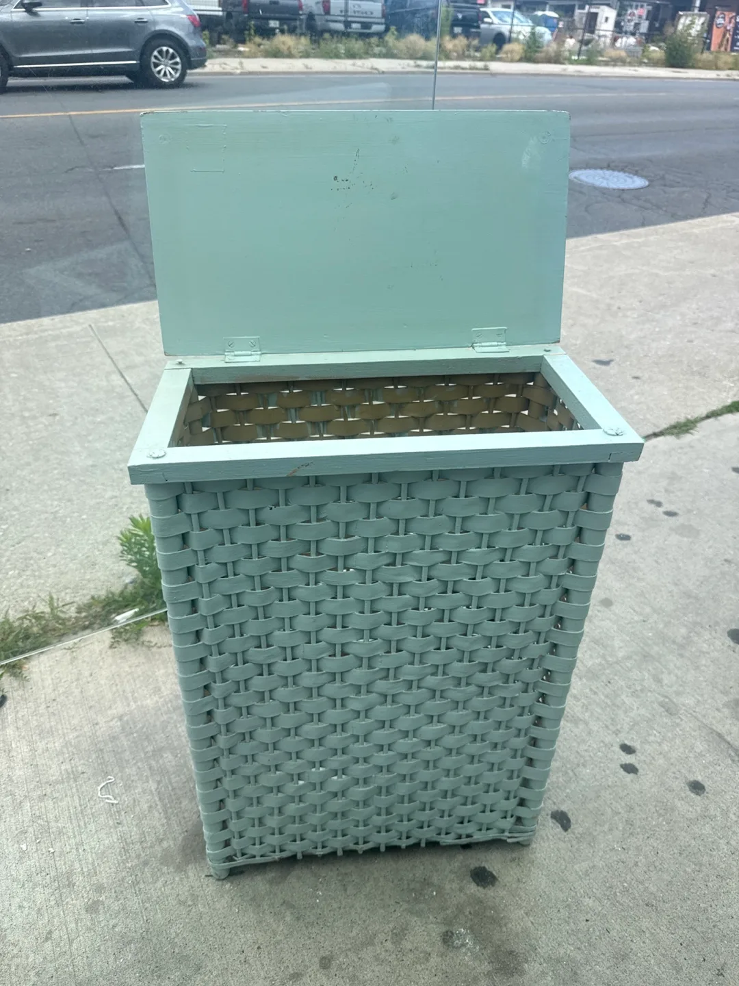 Wicker Laundry Hamper with Lid - Light Blue image indicator(2)