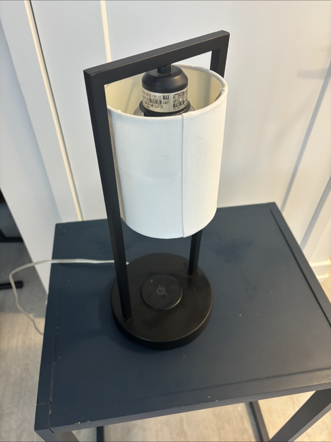 Black Table Lamp with Wireless Charging - photo 3