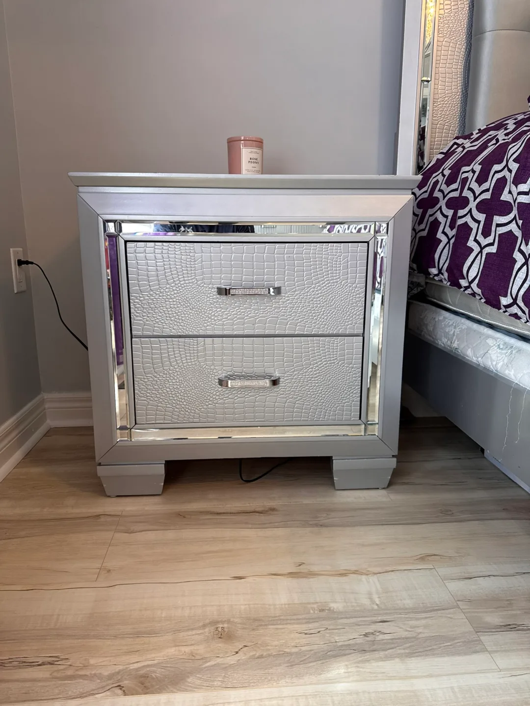 Silver Mirrored Bedroom Set - Bed, Dresser, Nightstand image indicator(4)