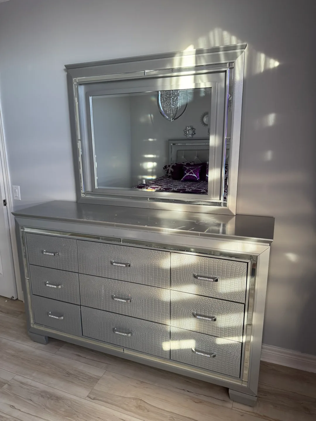 Silver Mirrored Bedroom Set - Bed, Dresser, Nightstand image indicator(2)