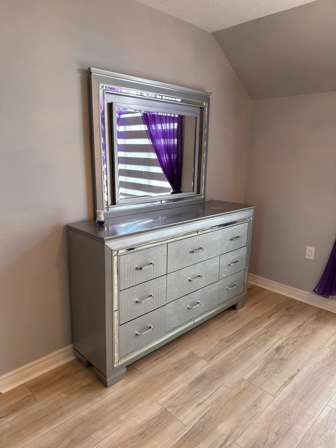 Silver Mirrored Bedroom Set - Bed, Dresser, Nightstand image indicator(3)