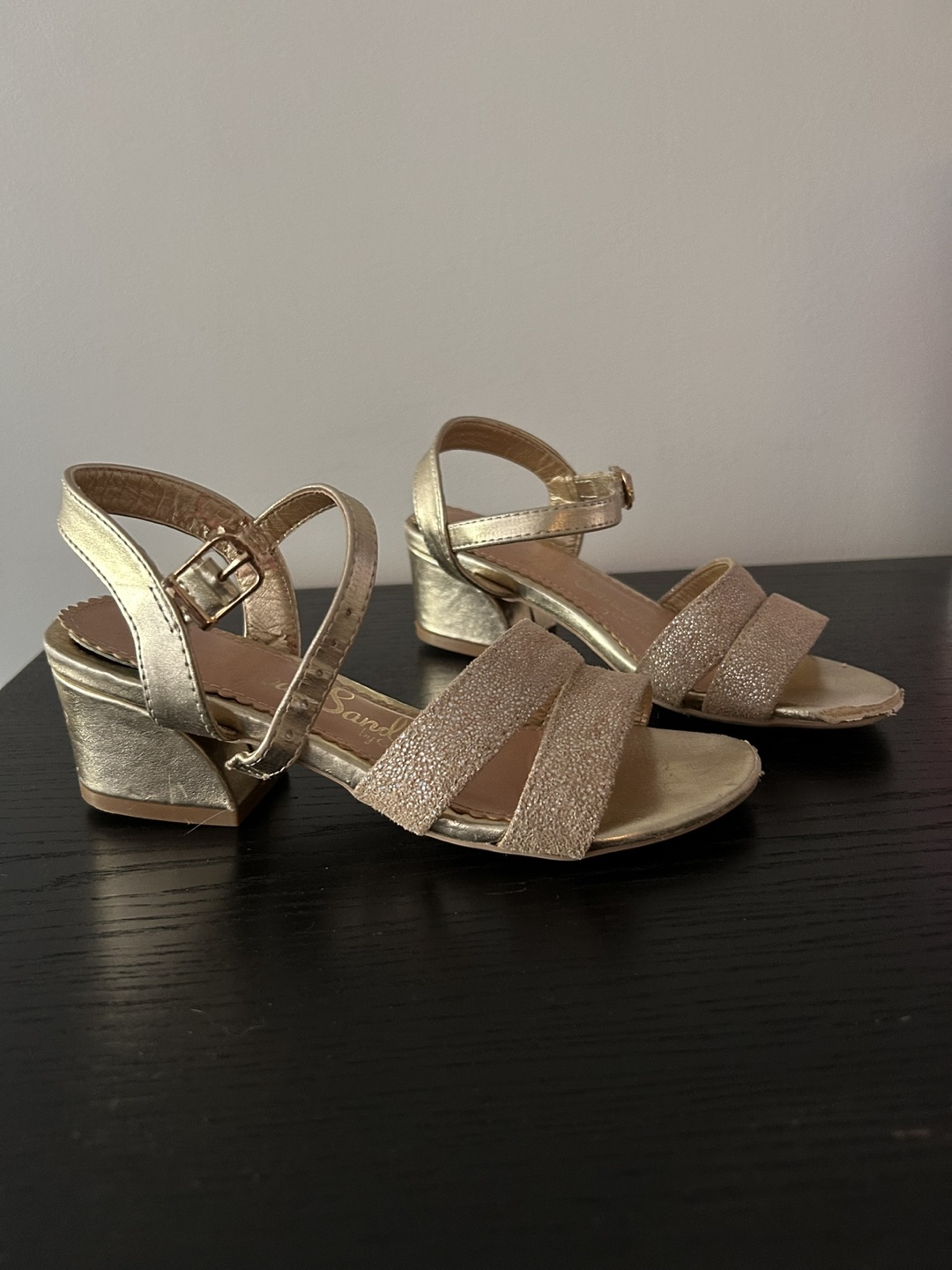 FREE . Gold Kids Sandals - Size 13 (19,5cm)