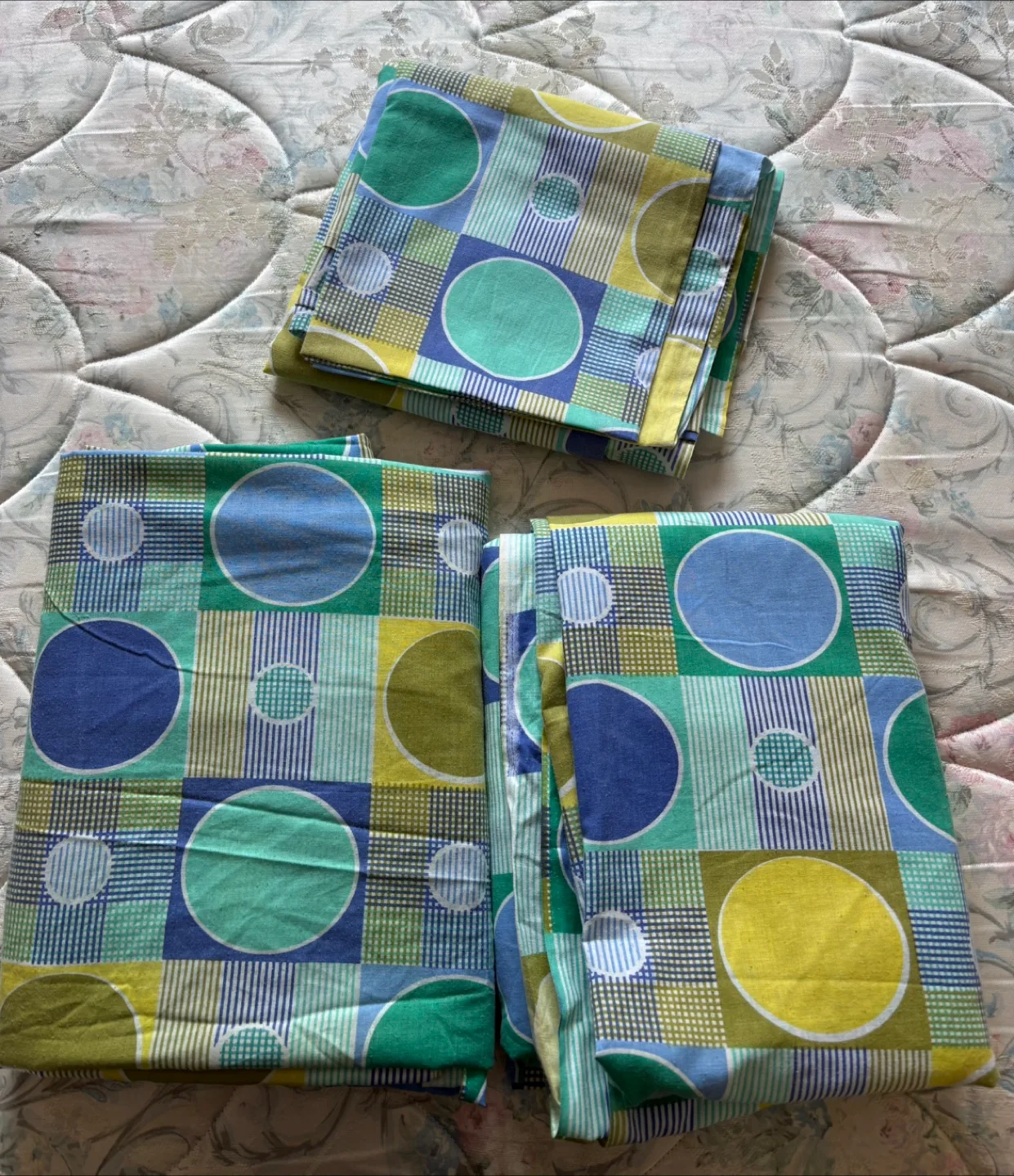 Yarn with knitting needle and fabric material image indicator(9)