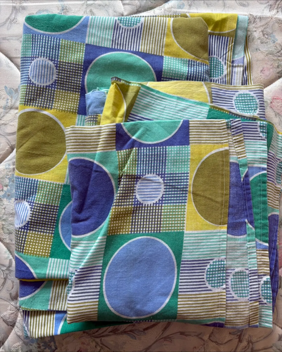 Yarn with knitting needle and fabric material image indicator(8)