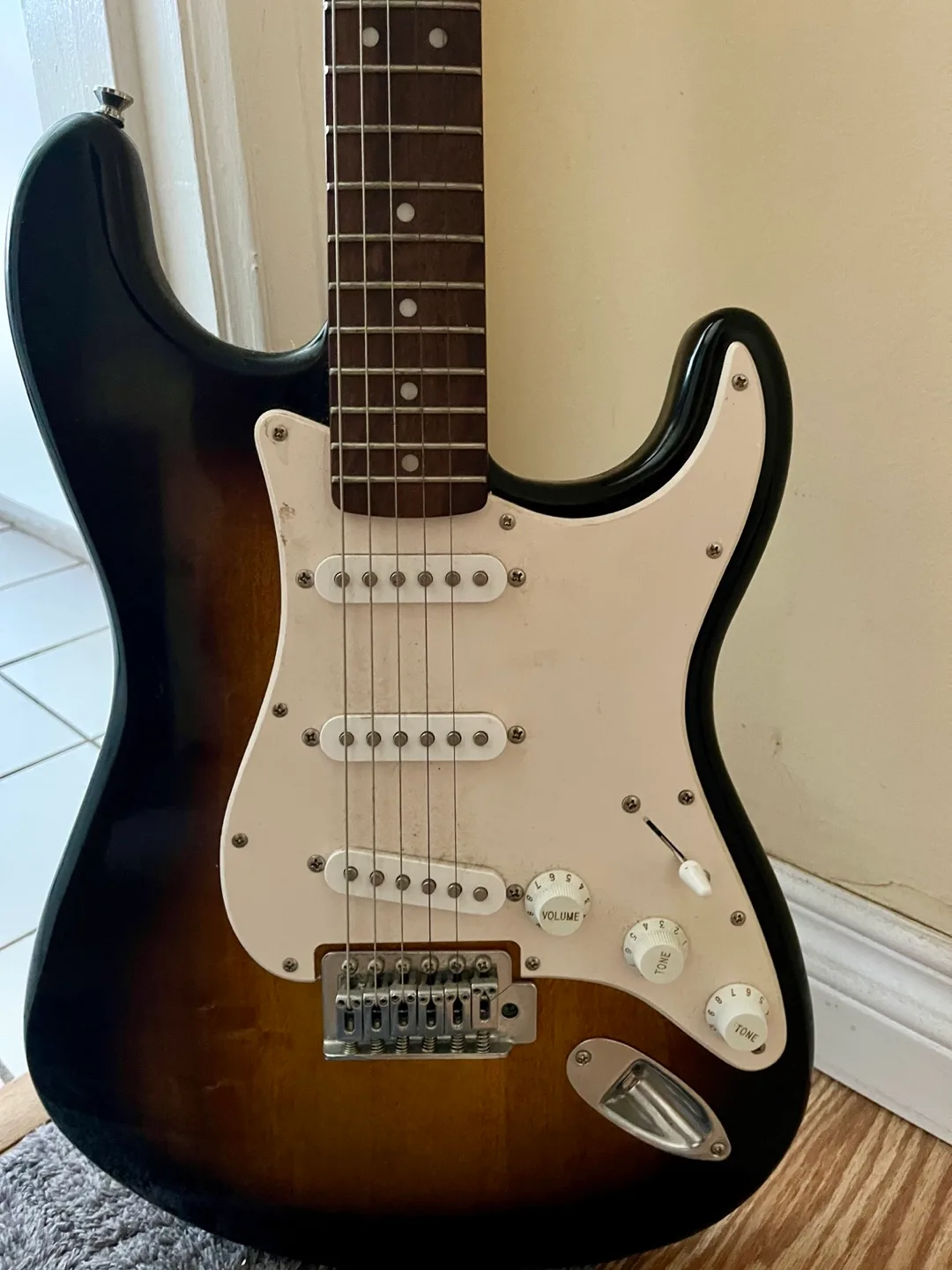 Squier by Fender Stratocaster Guitar image indicator(2)