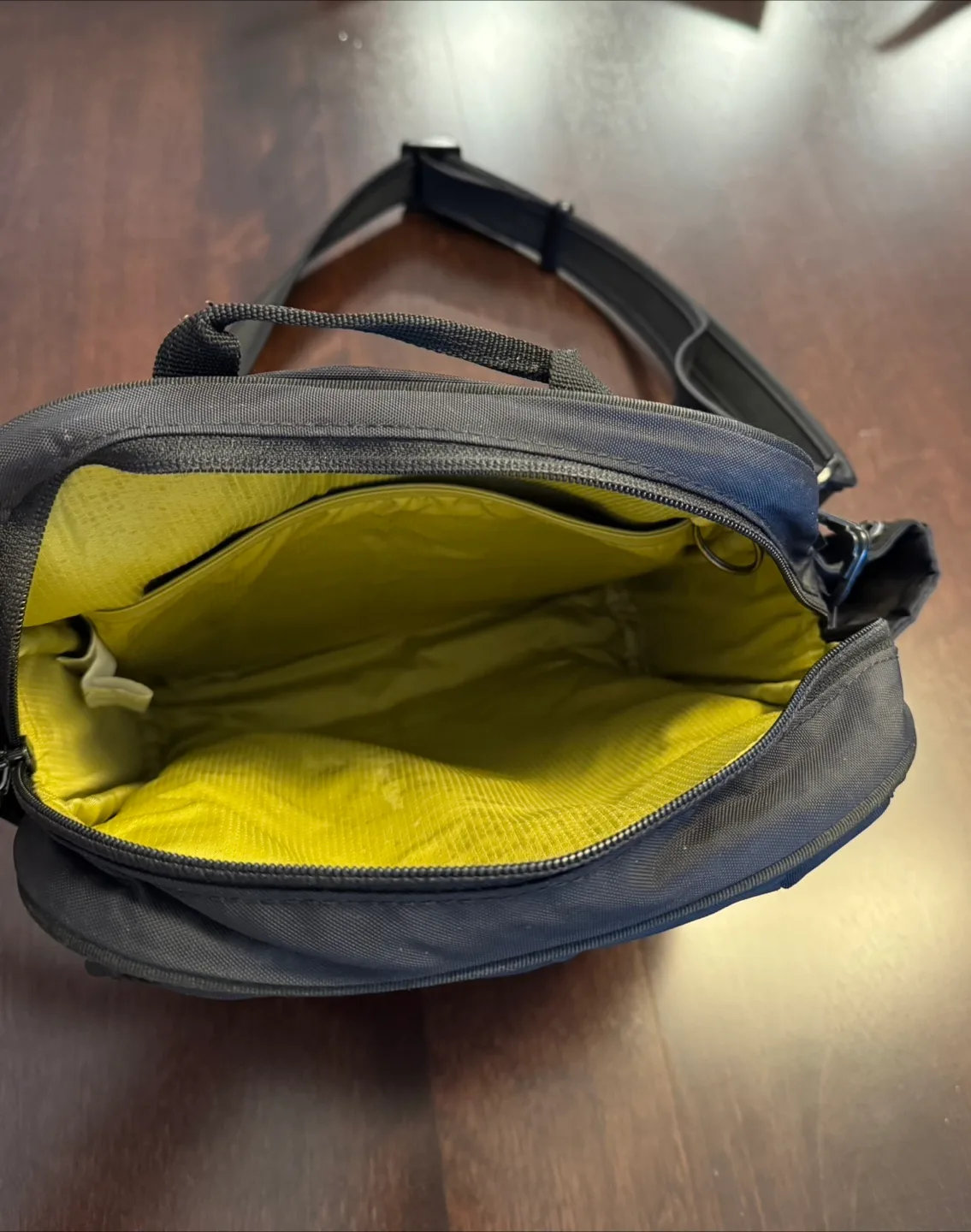 Pacsafe Black Crossbody Bag image indicator(3)