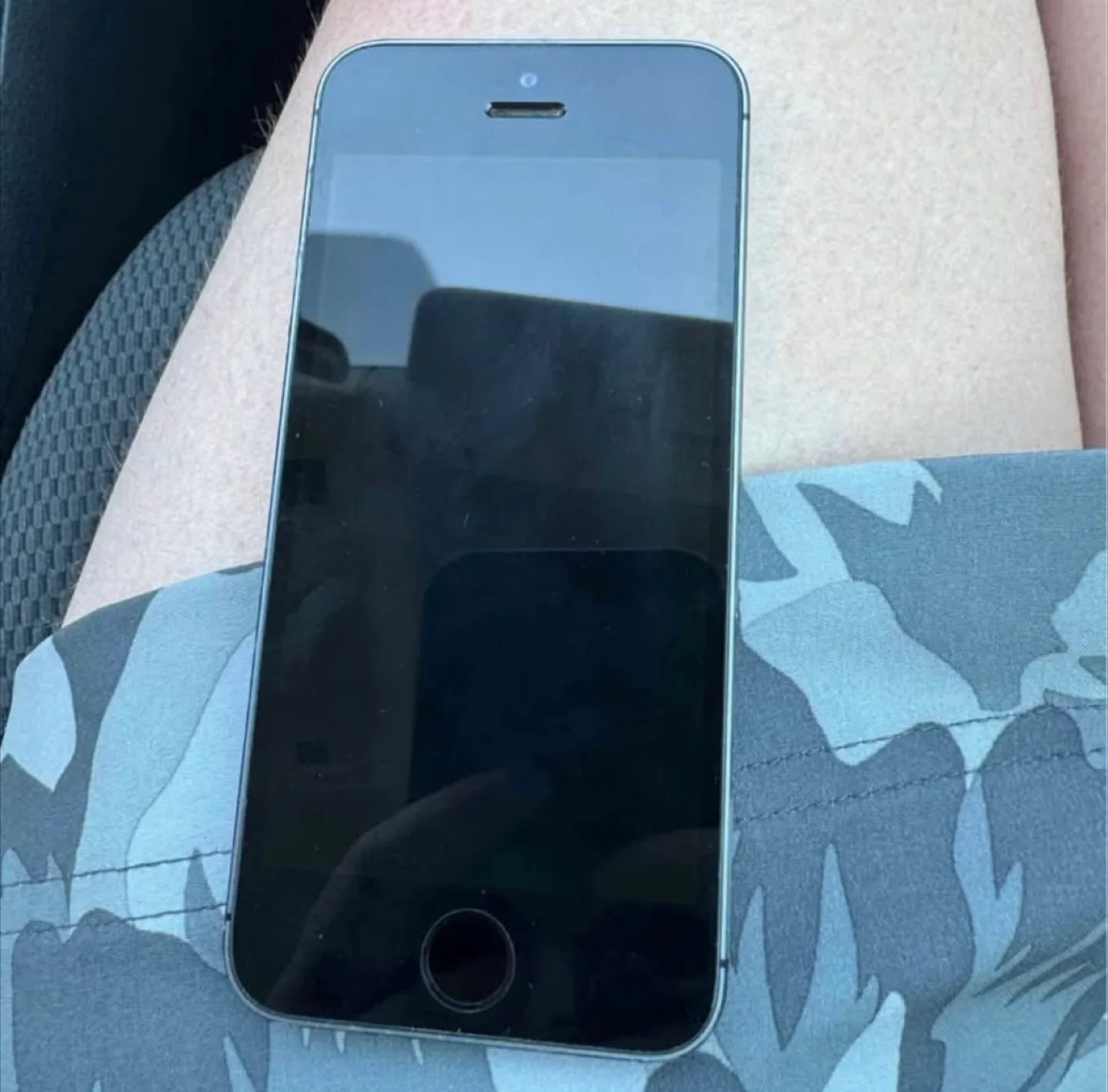 iPhone 5S Smartphone - Silver Trim thumbnail