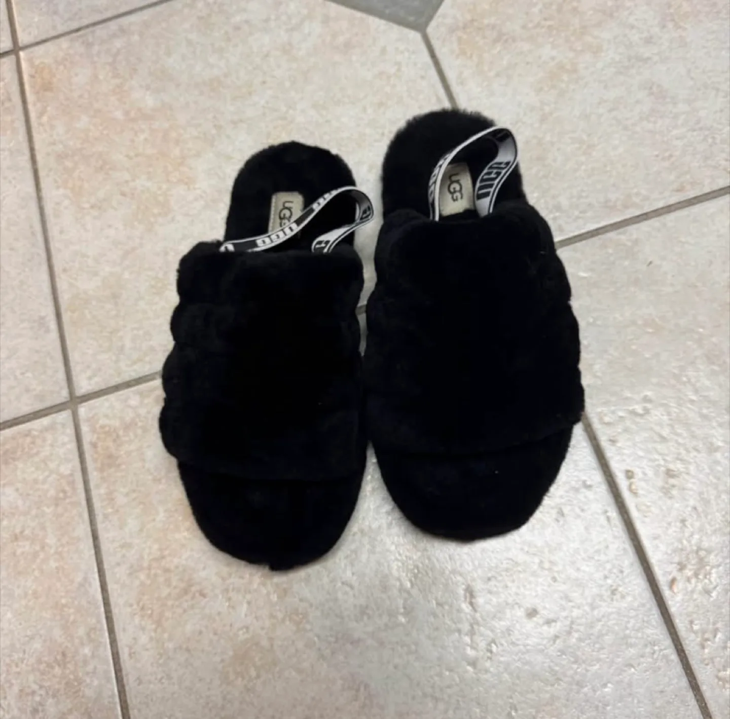 UGG K Fluff Yeah Slide - Black - Size 5 thumbnail