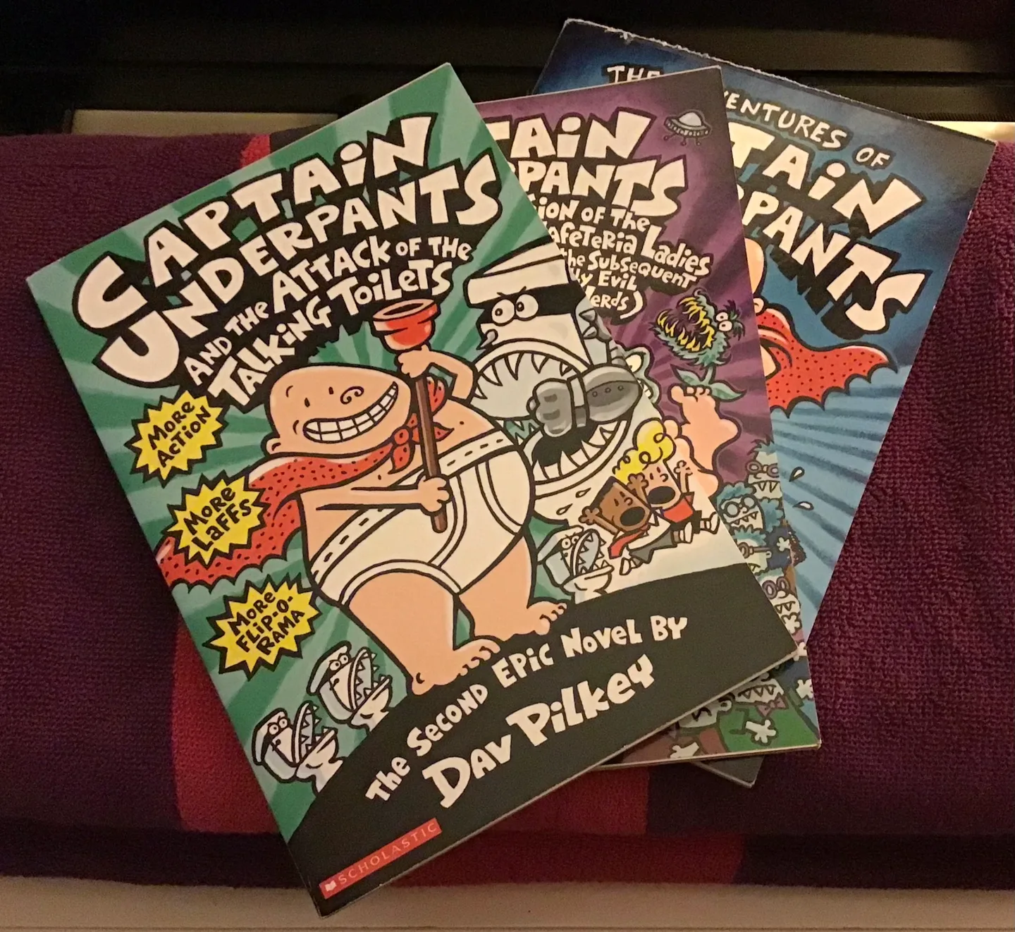 🤩 Captain Underpants 3 Book Set by Dav Pilkey image indicator(2)