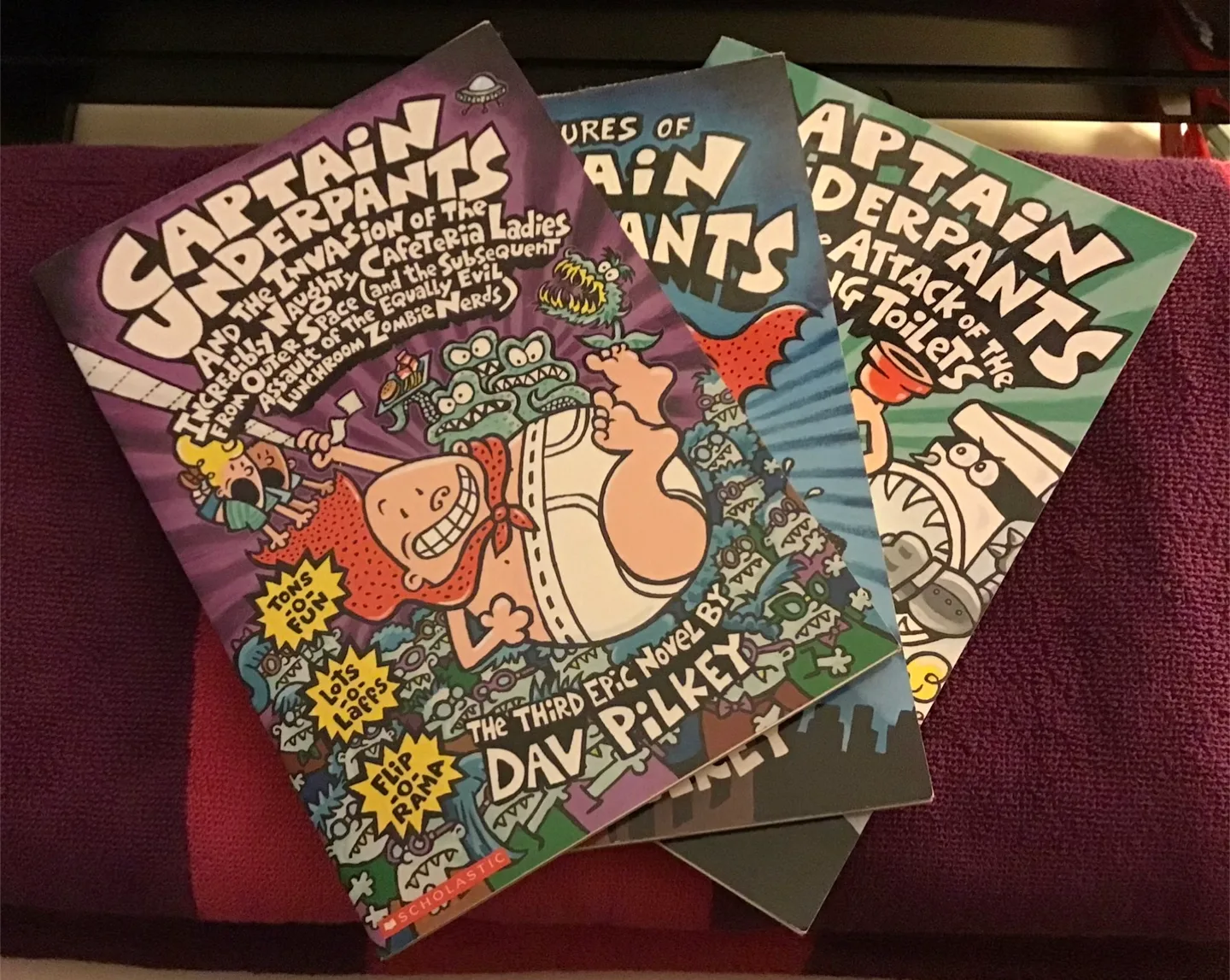 🤩 Captain Underpants 3 Book Set by Dav Pilkey image indicator(3)