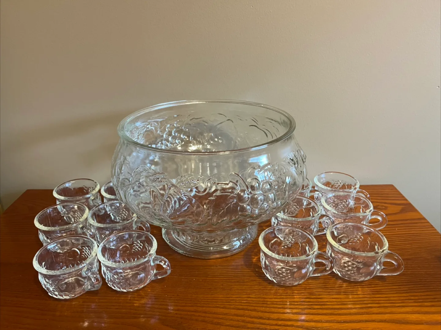 VINTAGE (1950’s) JEANNETTE GLASS CRYSTAL PUNCH BOWL SET thumbnail