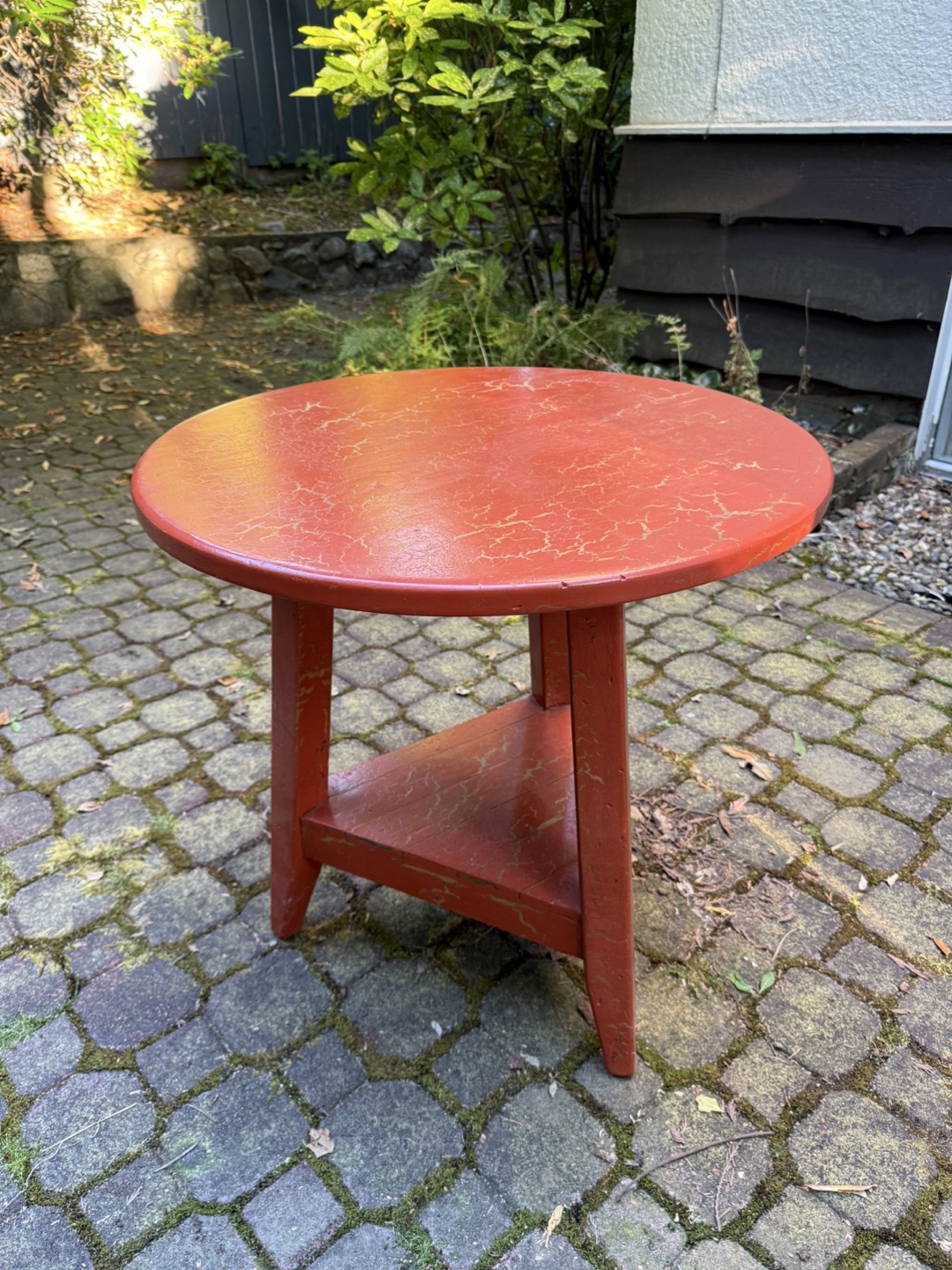 Red Round Table - photo 4