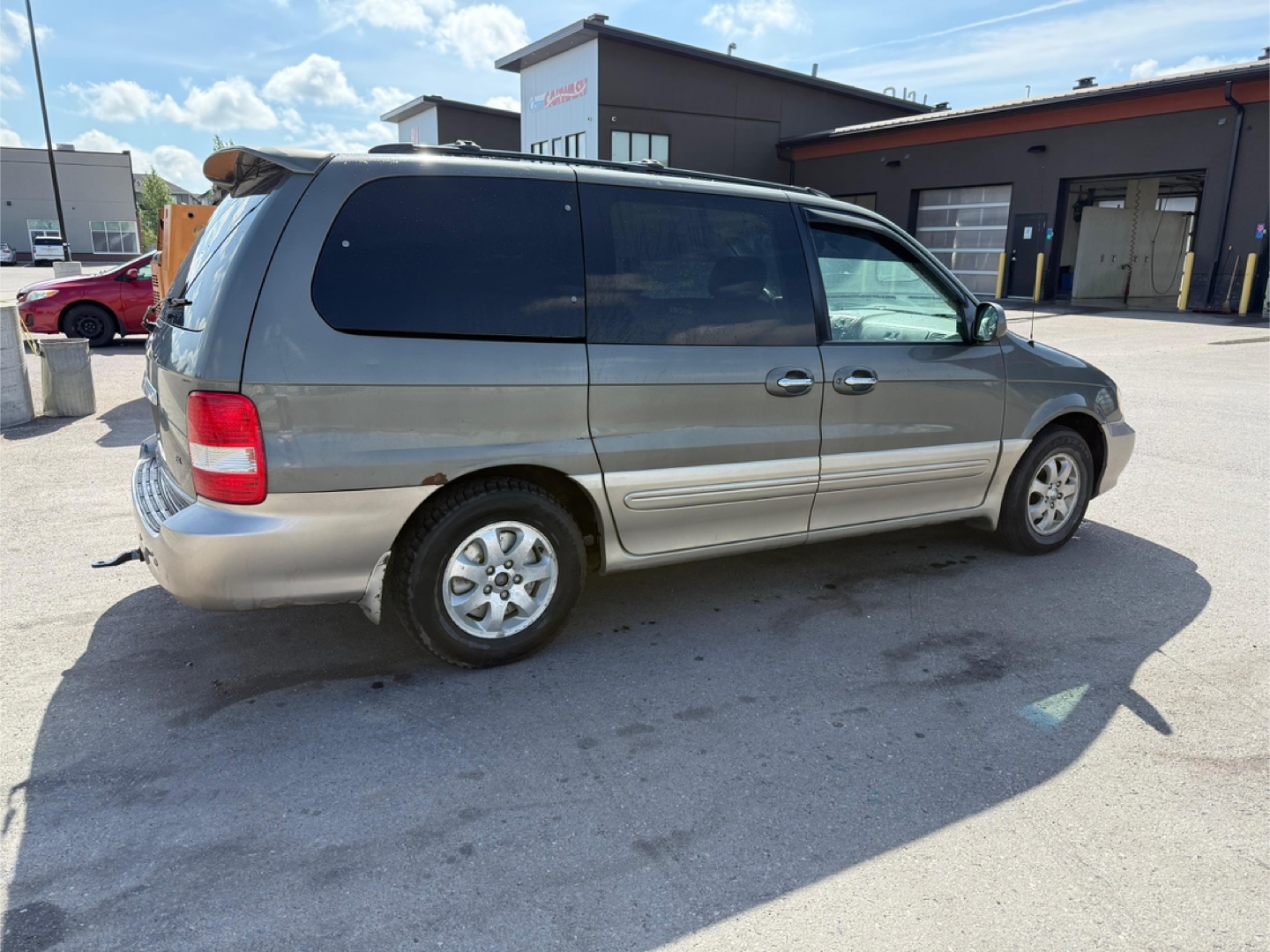 Kia Sedona Minivan - Great for mechanics or construction guys ! - photo 3