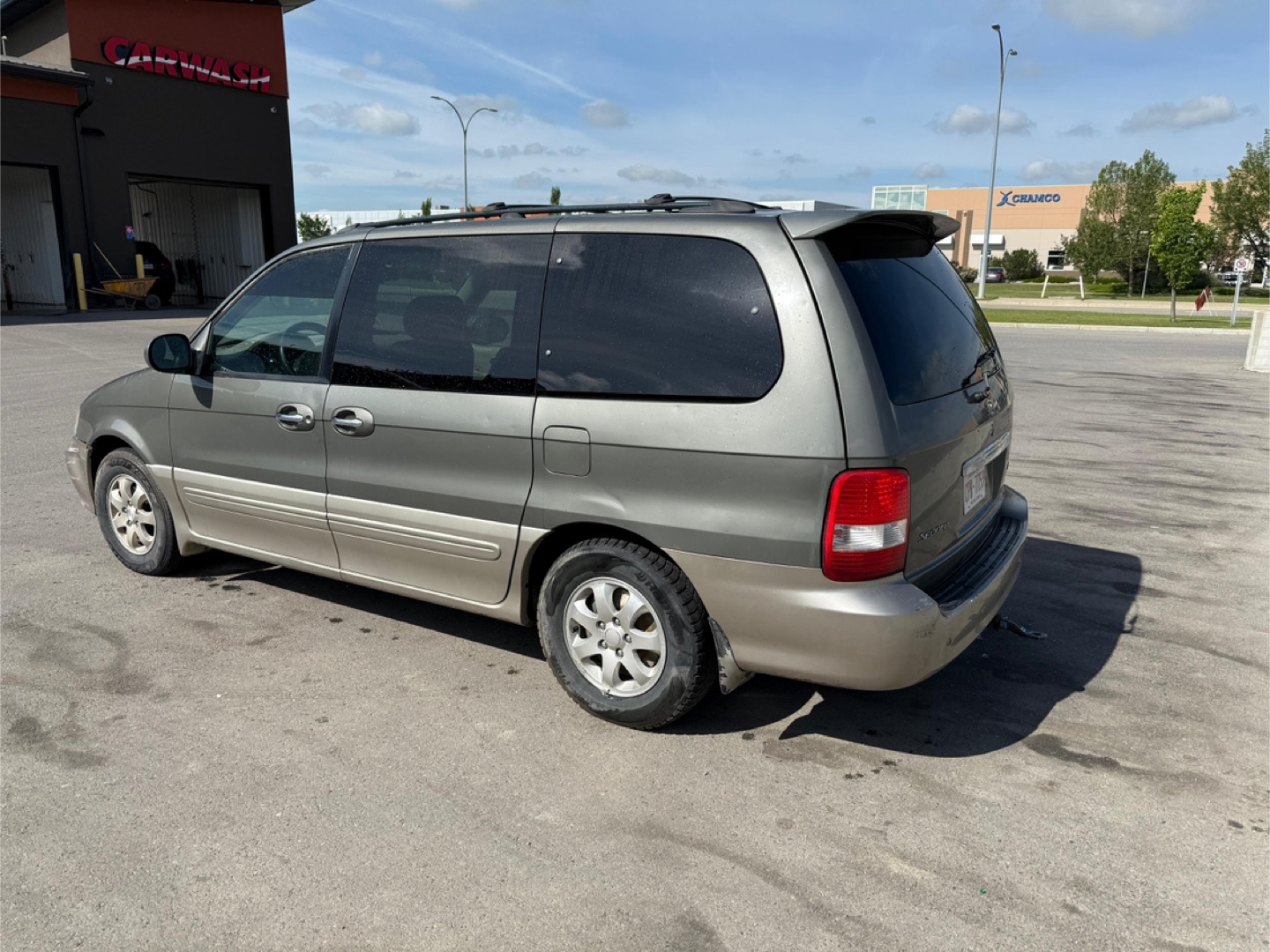 Kia Sedona Minivan - Great for mechanics or construction guys ! - photo 2