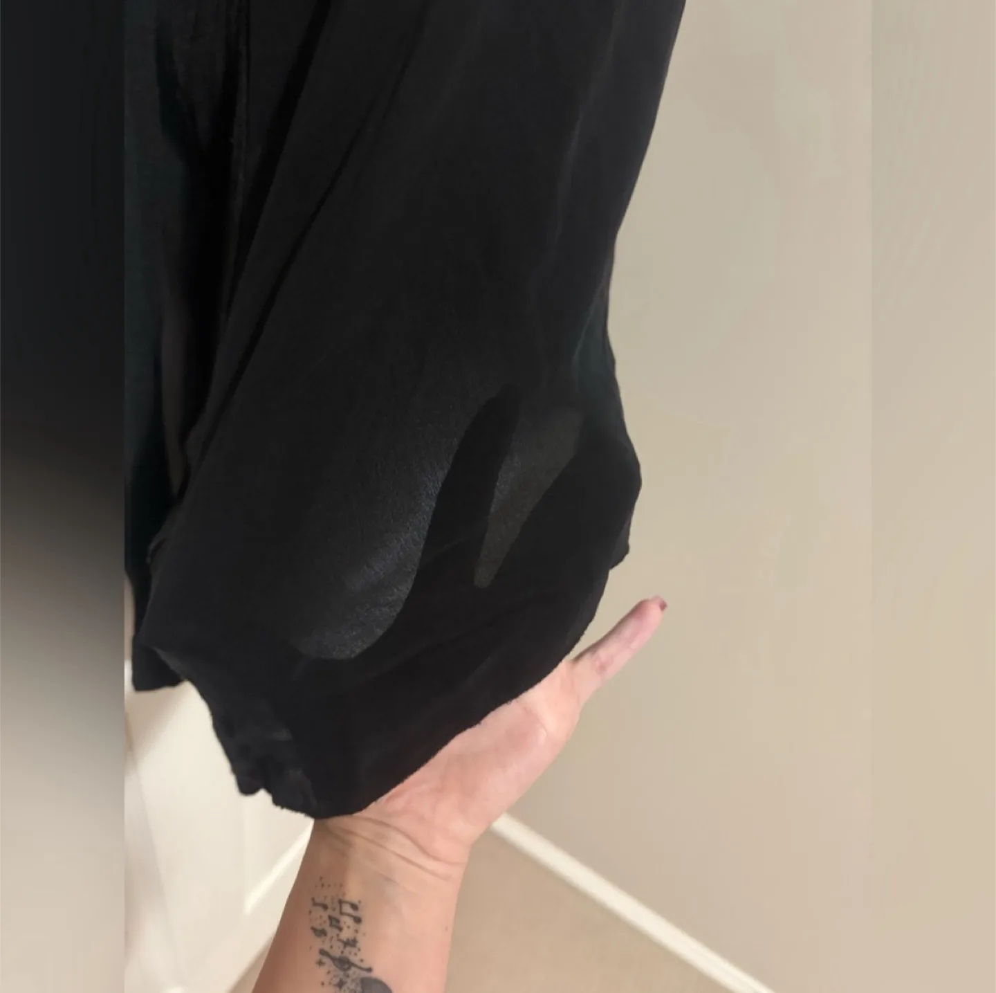 ARITZIA Silk top image indicator(3)