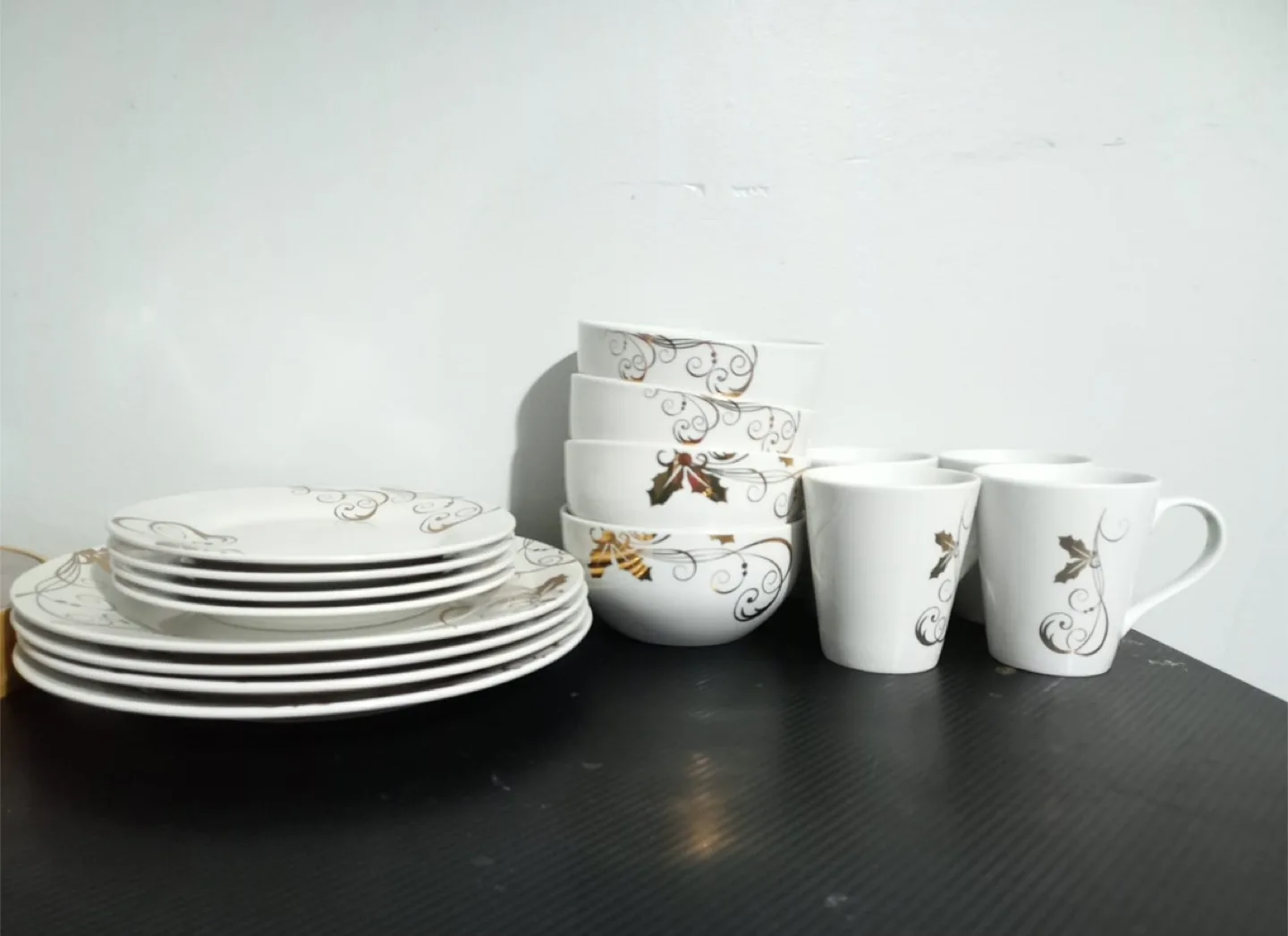 Dinnerware Set thumbnail