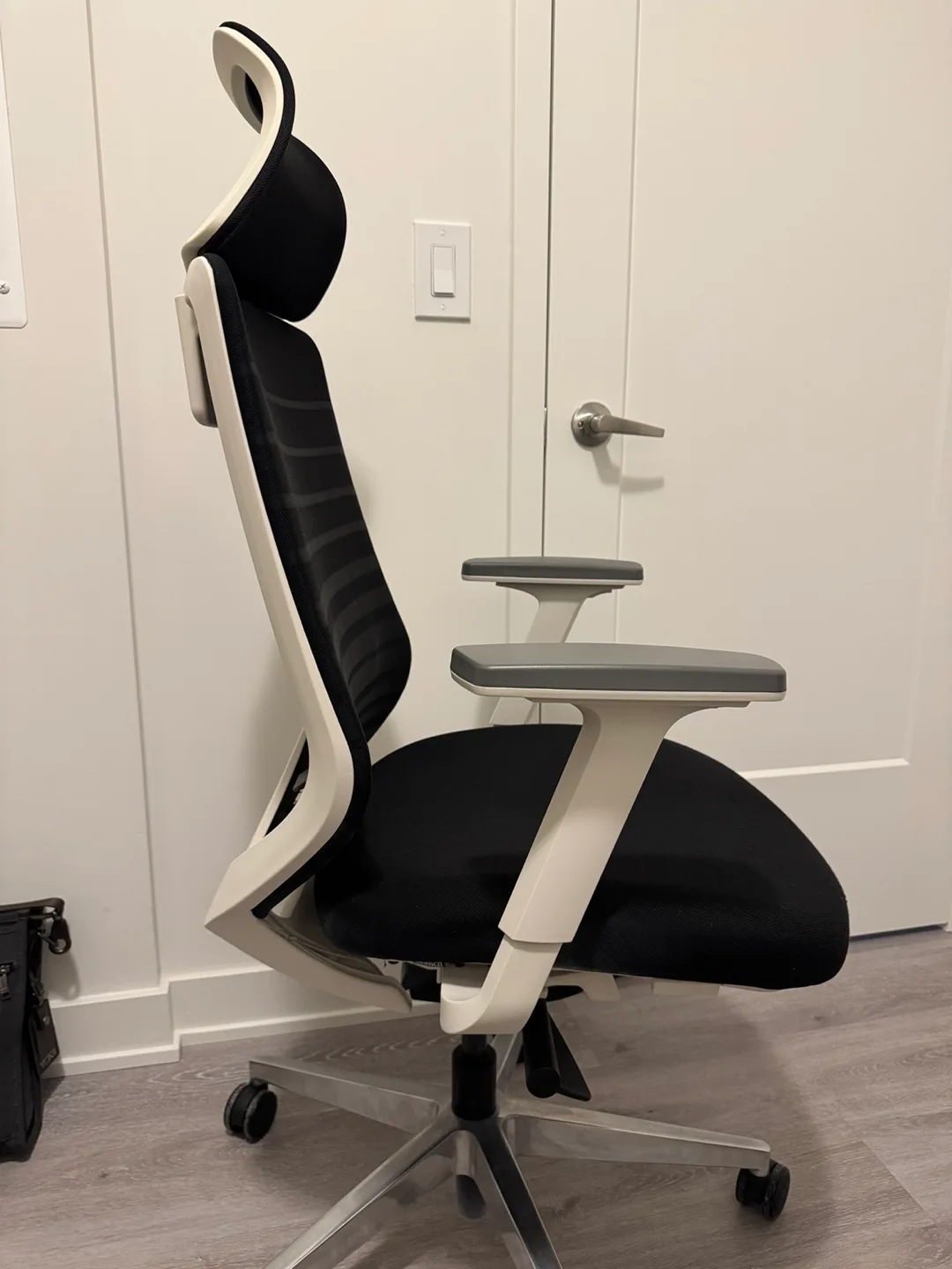 Ergonomic Office Chair (Branch Canada) image indicator(2)