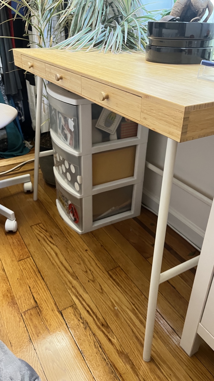 Desk - photo 2
