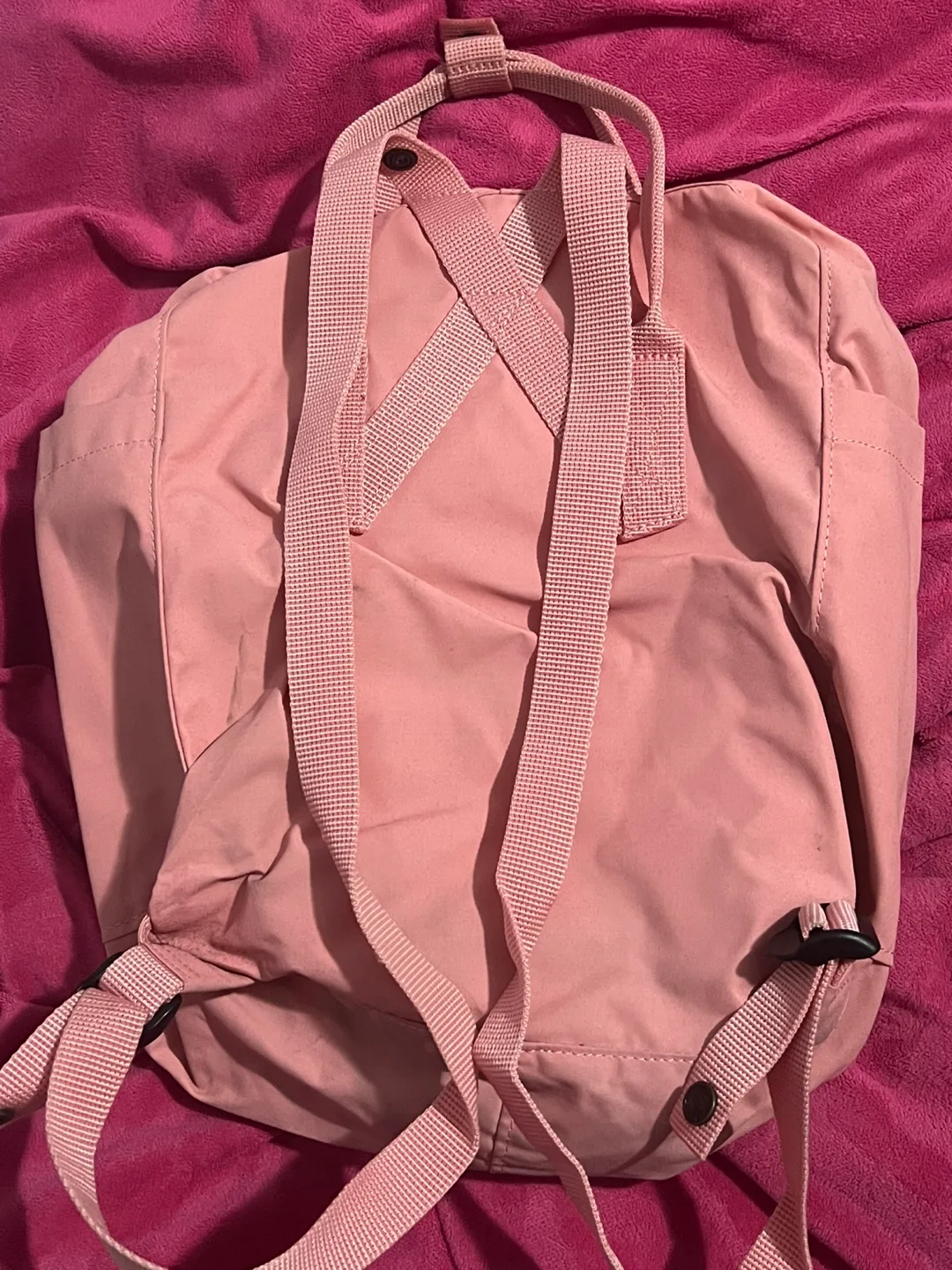 *LIKE NEW* PINK Fjallraven Kanken — 16L image indicator(2)