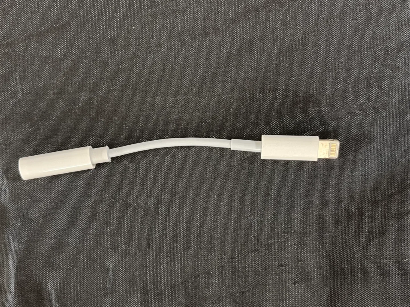 Apple Lightning to 3.5 mm Headphone Jack Adapter image indicator(3)
