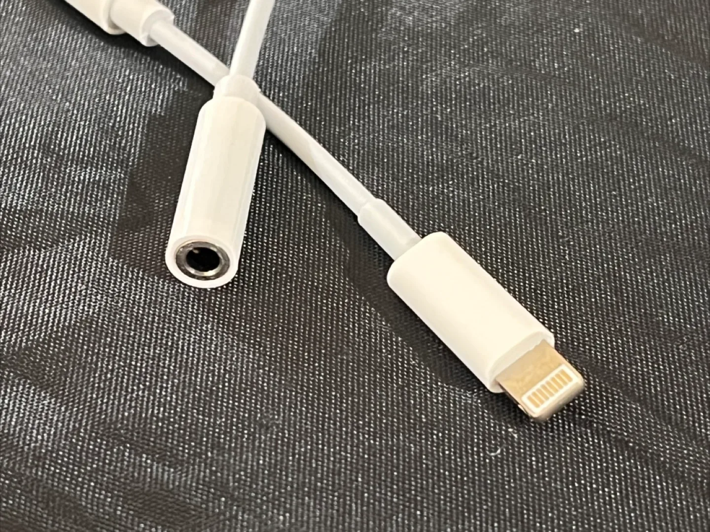 Apple Lightning to 3.5 mm Headphone Jack Adapter image indicator(2)