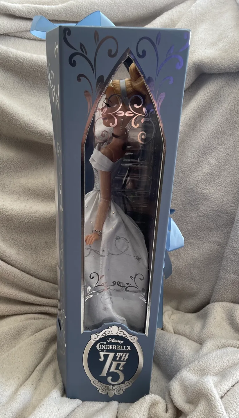 Disney Cinderella 75th Anniversary Limited Edition Doll image indicator(3)