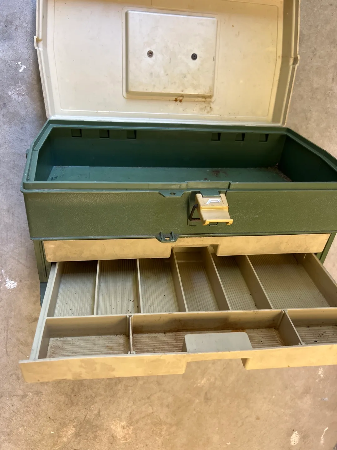 Plano 707 Fishing Tackle Box - Green & Beige image indicator(4)