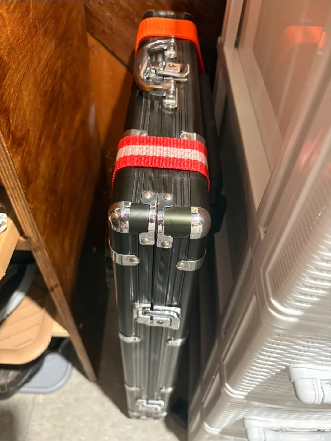 Poker Chips, with very heavy aluminum case on wheels image indicator(3)