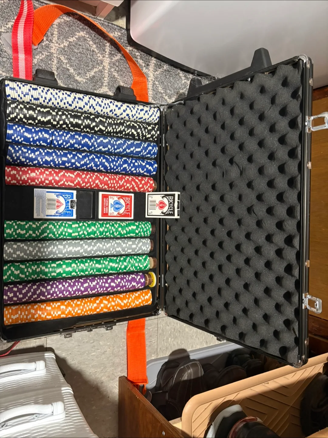 Poker Chips, with very heavy aluminum case on wheels image indicator(4)