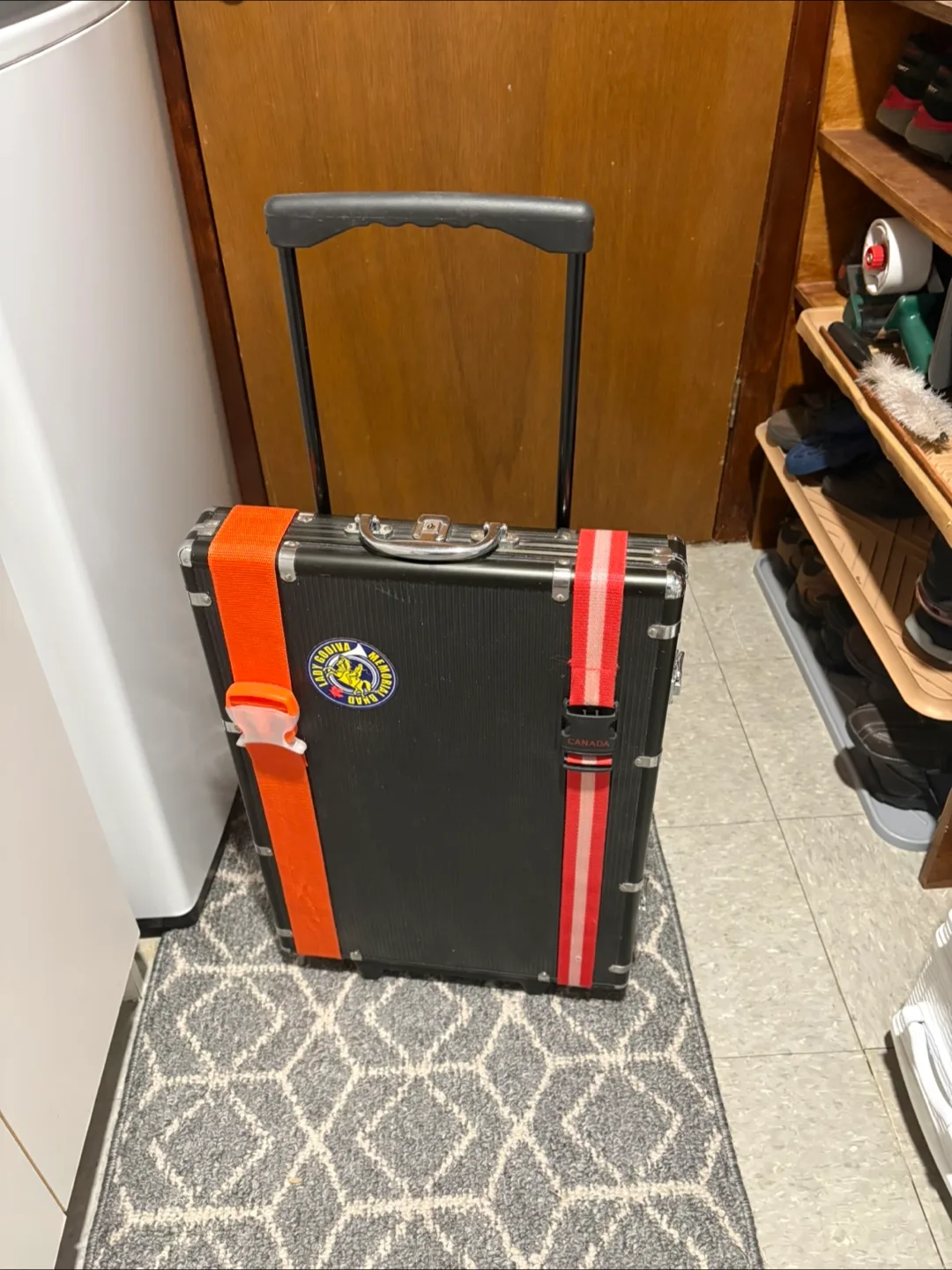Poker Chips, with very heavy aluminum case on wheels image indicator(2)