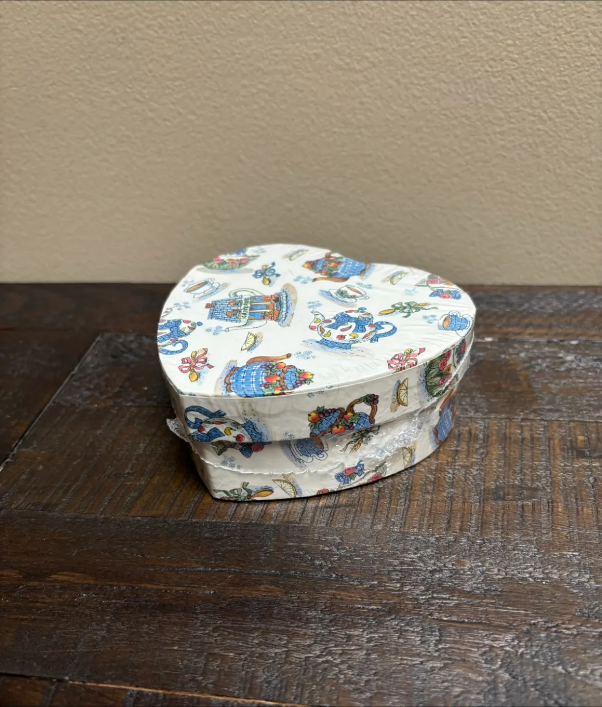 🇨🇦Heart Shaped Decorative Box thumbnail