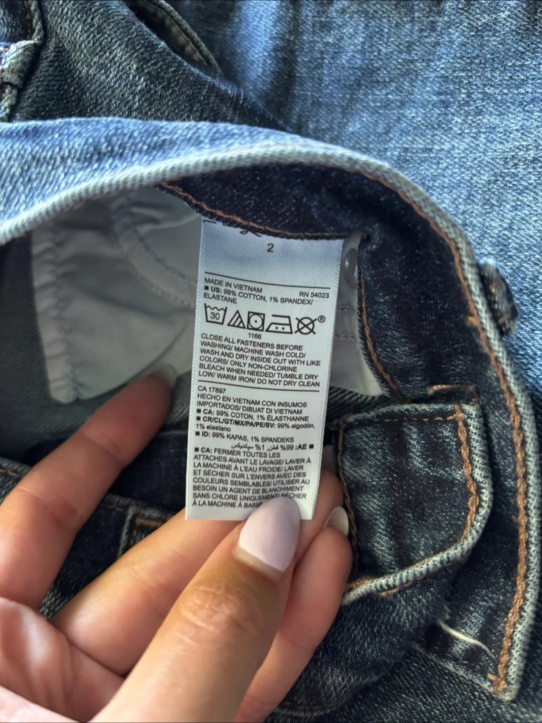 Old Navy Mid-Rise Boyfriend Jeans - Size 2 image indicator(3)