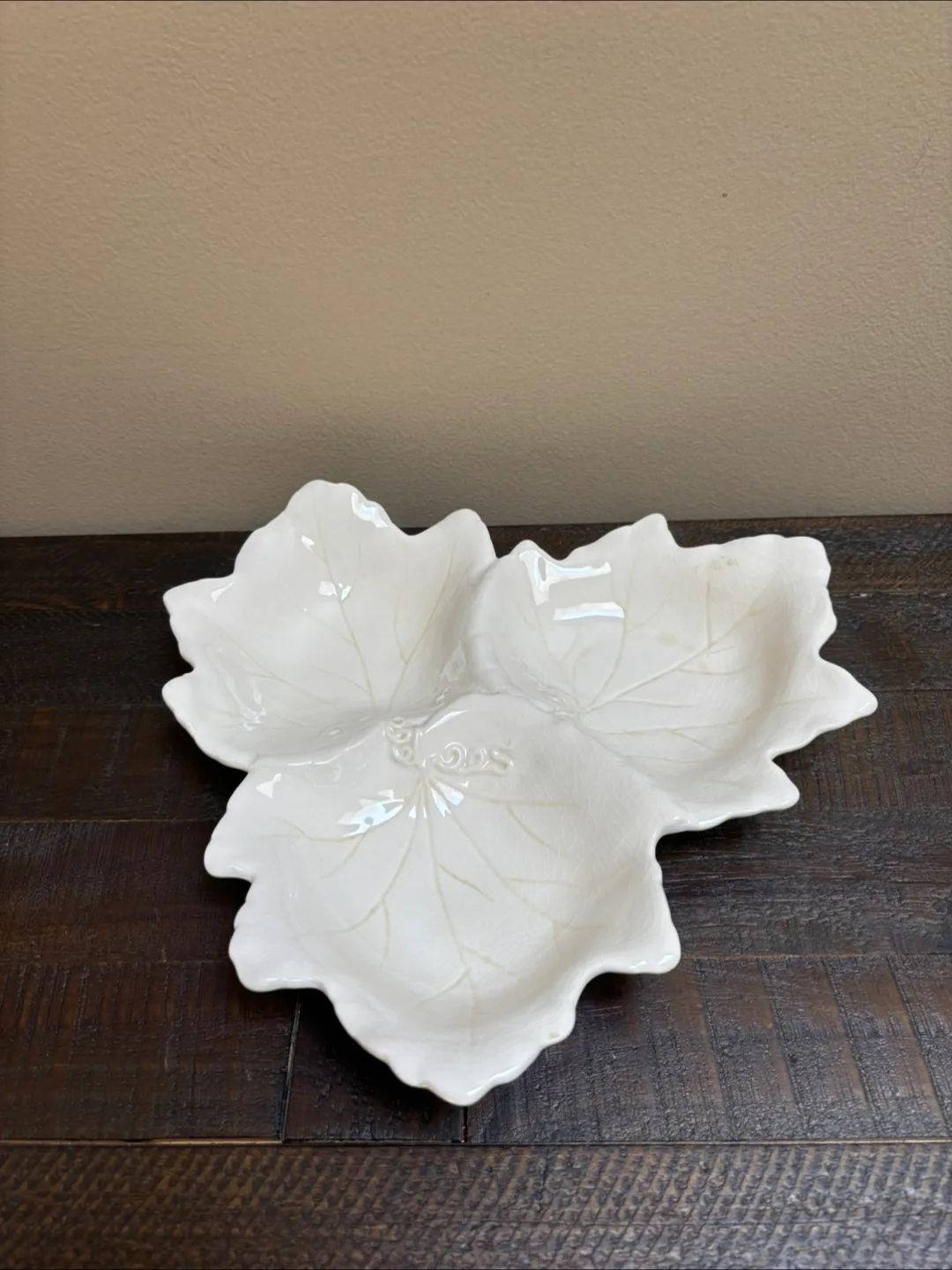 🇨🇦Hallmark Leaf Shaped Serving Dish thumbnail