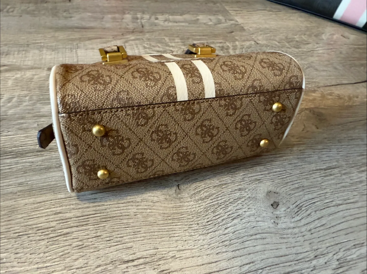 Guess mini purse image indicator(3)