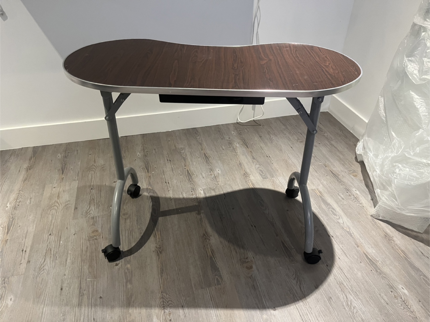Rolling manicure table