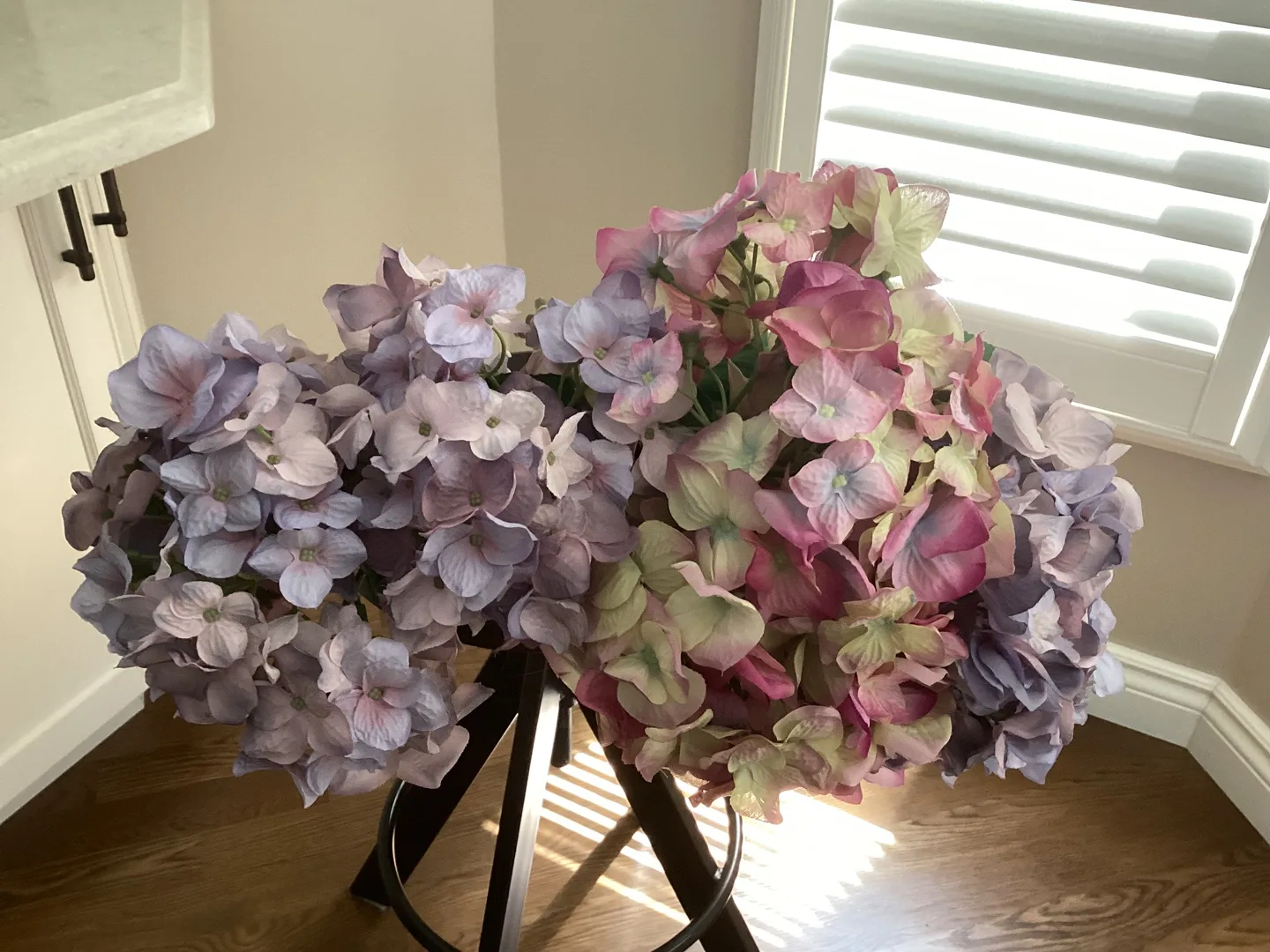 5 BEAUTIFUL LONG STEMMED HYDRANGEAS thumbnail