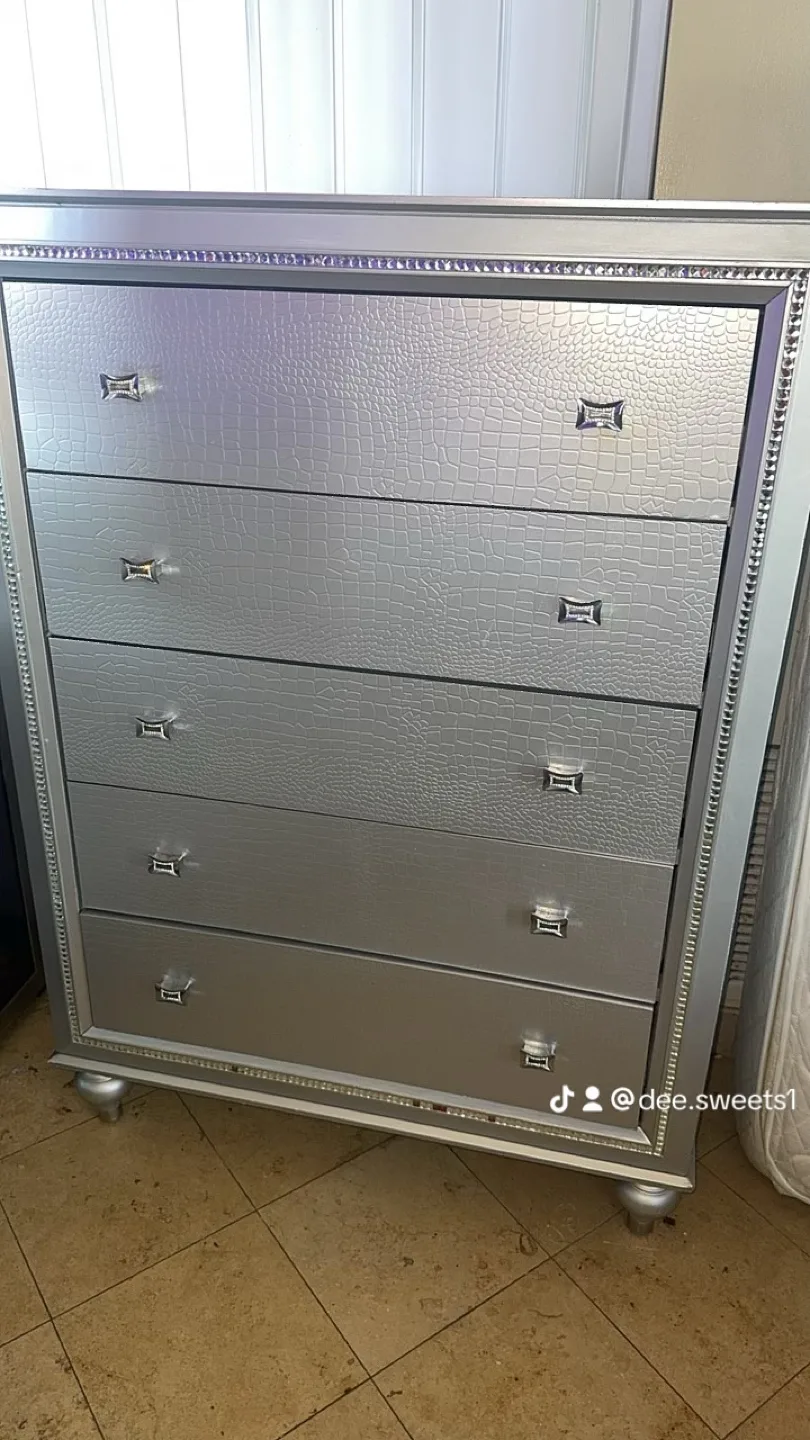 Modern Solidwood Bedroom Set with LED Lights image indicator(3)